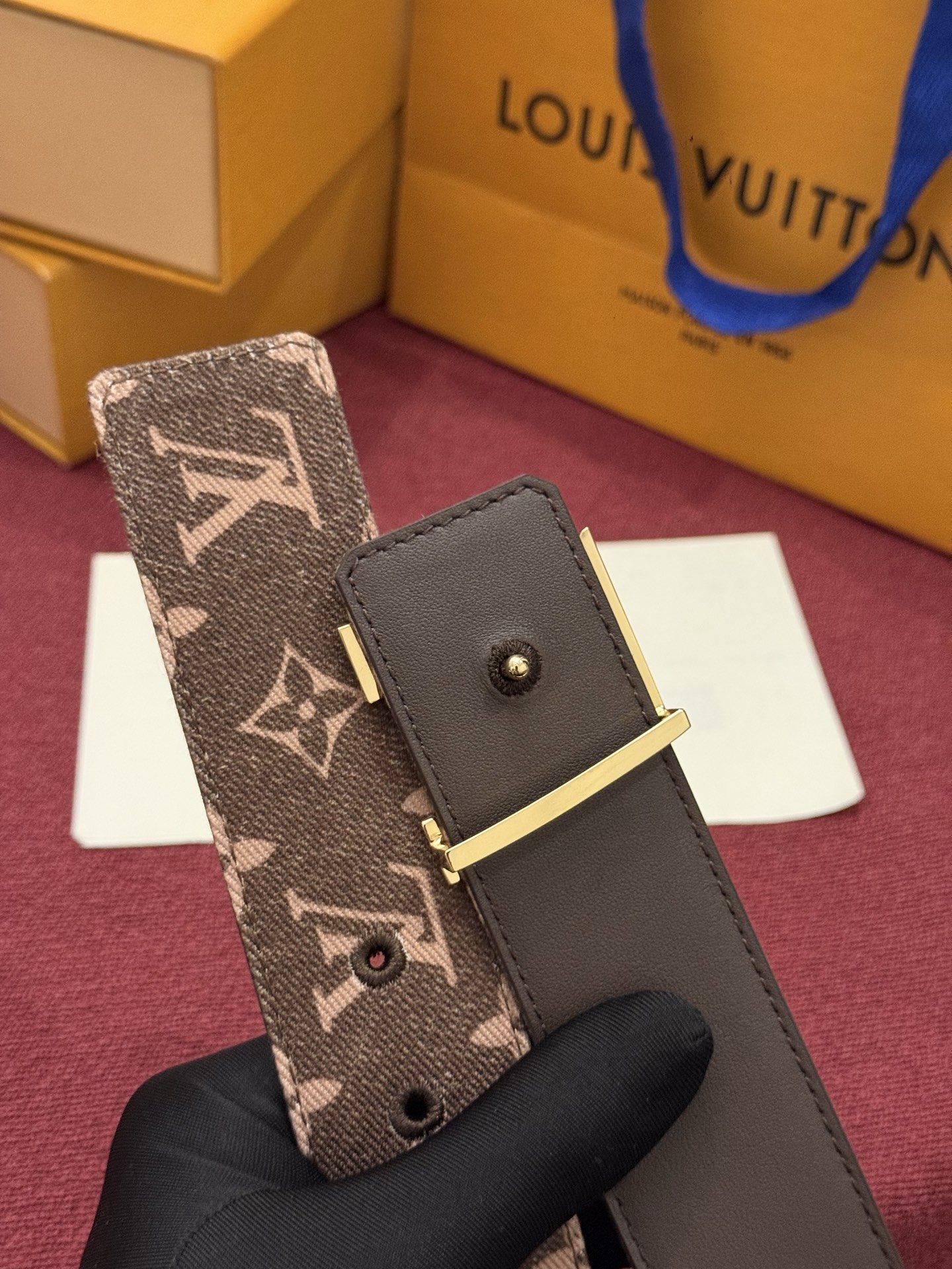 LV Initiales Monogram Reflective 40mm 可翻转腰带展现出一种动态细节，将经典风格提升