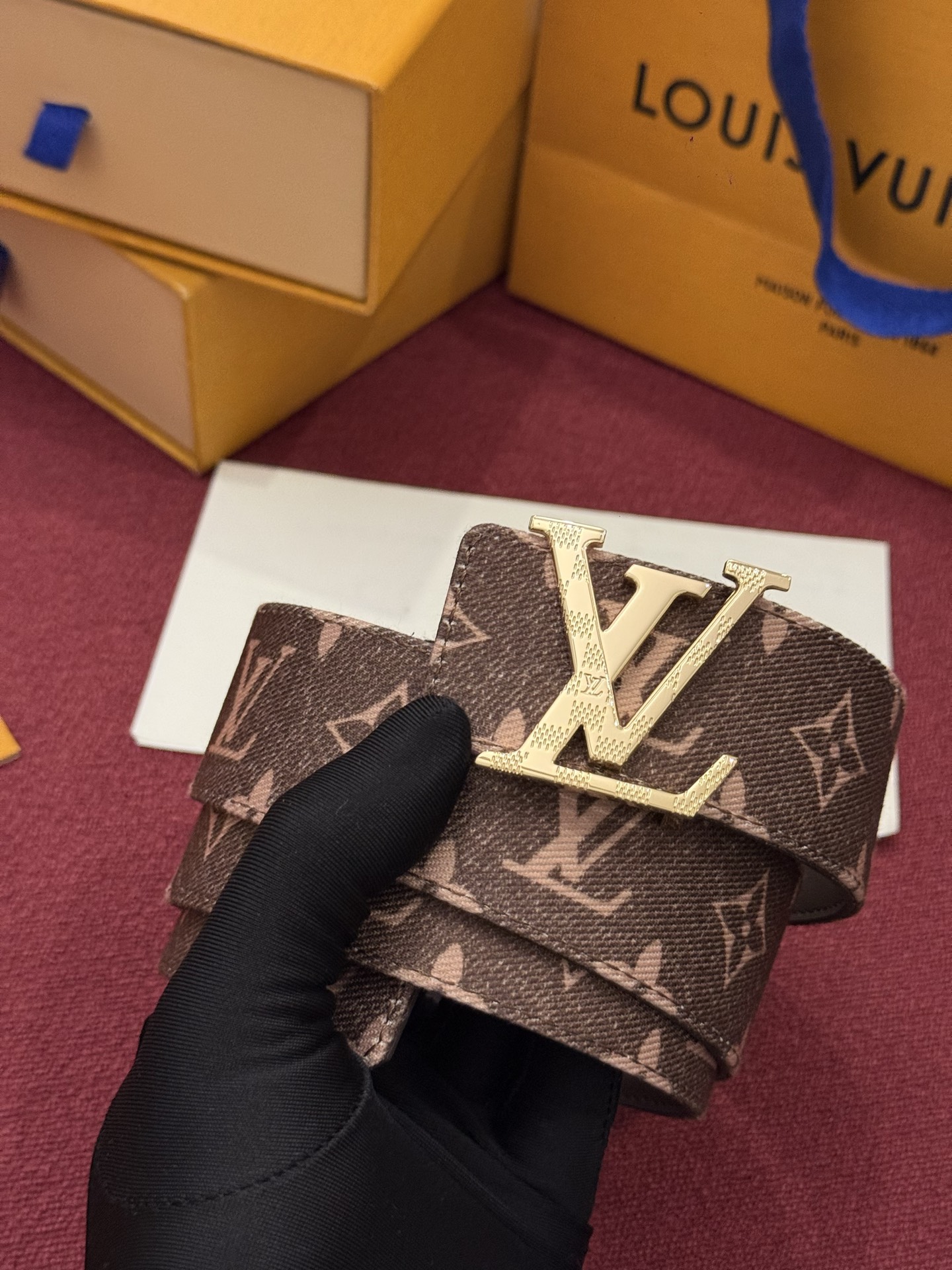 LV Initiales Monogram Reflective 40mm 可翻转腰带展现出一种动态细节，将经典风格提升