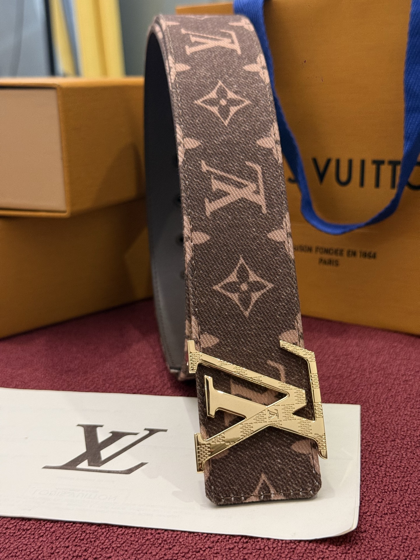 LV Initiales Monogram Reflective 40mm 可翻转腰带展现出一种动态细节，将经典风格提升