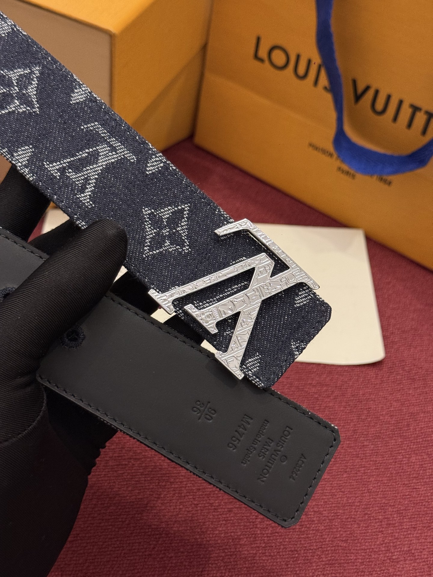 LV Initiales Monogram Reflective 40mm 可翻转腰带展现出一种动态细节，将经典风格提升