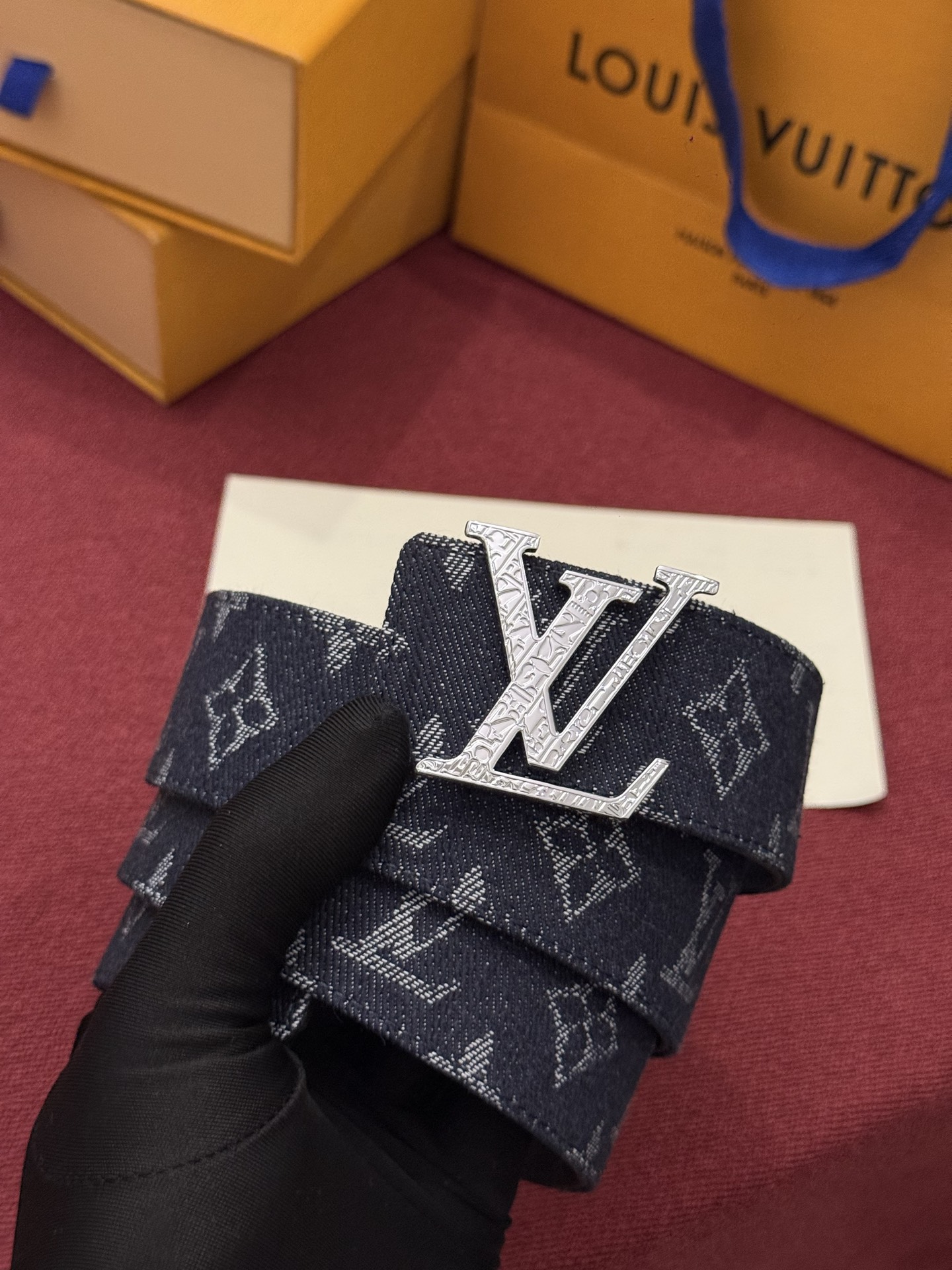 LV Initiales Monogram Reflective 40mm 可翻转腰带展现出一种动态细节，将经典风格提升