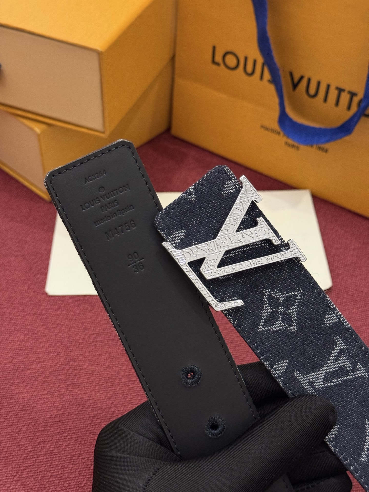 LV Initiales Monogram Reflective 40mm 可翻转腰带展现出一种动态细节，将经典风格提升