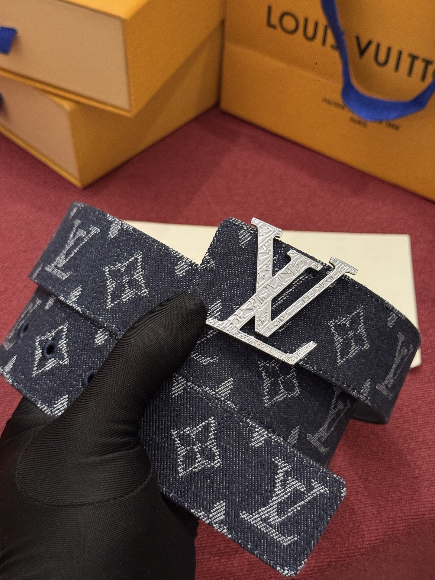 LV Initiales Monogram Reflective 40mm 可翻转腰带展现出一种动态细节,将经典风格提升 LV Initiales Monogram Reflective 40mm 可翻转腰带展现出一种动态细节,将经典风格提升