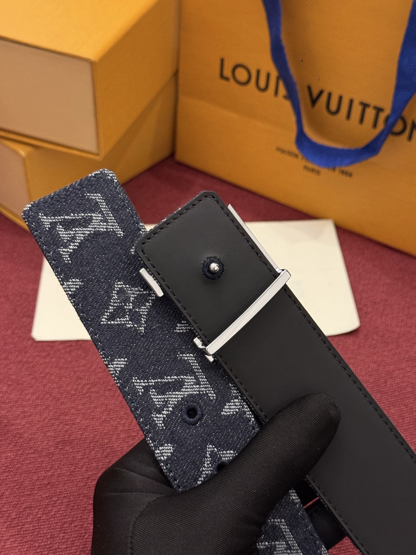 LV Initiales Monogram Reflective 40mm 可翻转腰带展现出一种动态细节，将经典风格提升
