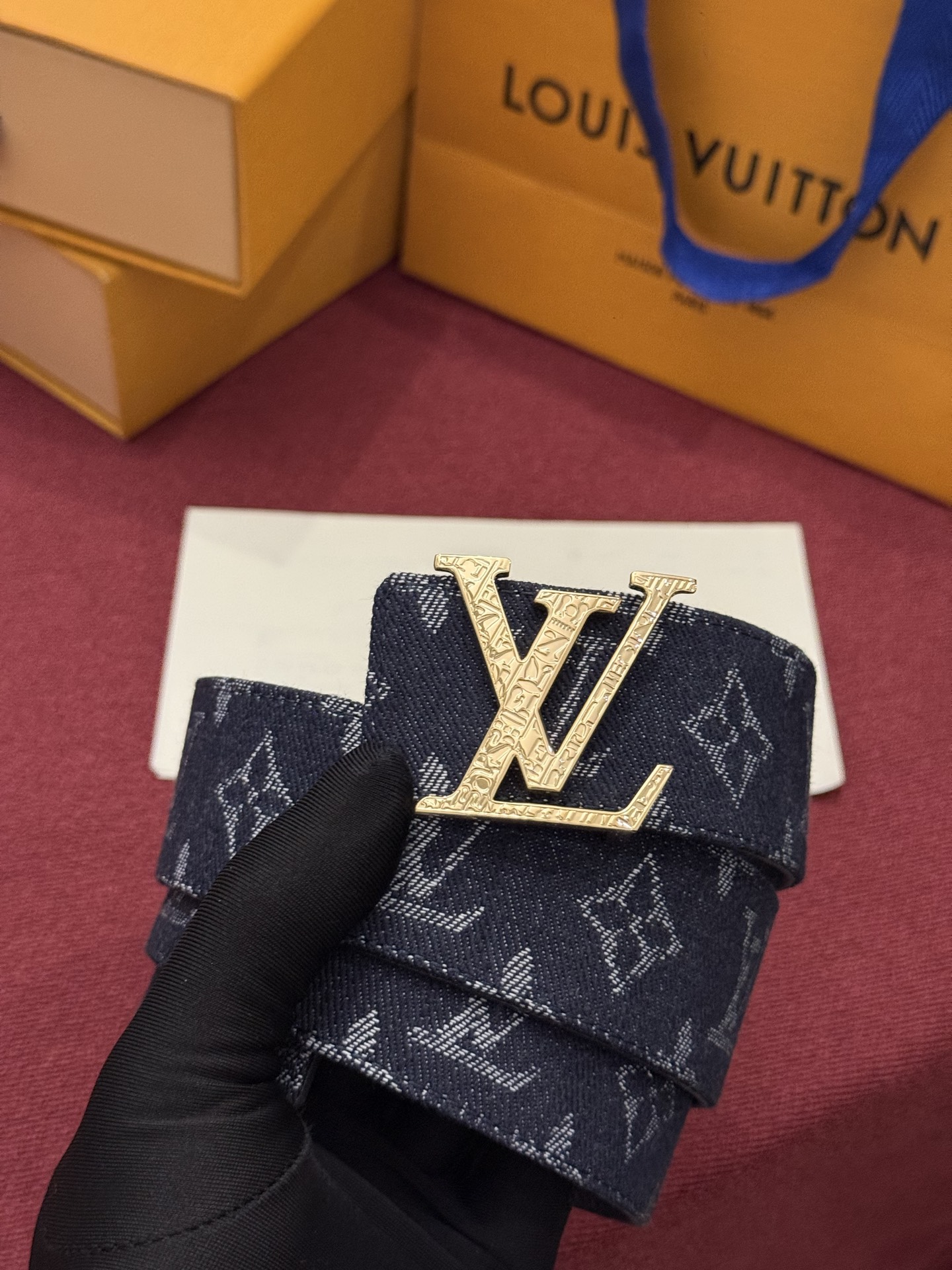 LV Initiales Monogram Reflective 40mm 可翻转腰带展现出一种动态细节，将经典风格提升