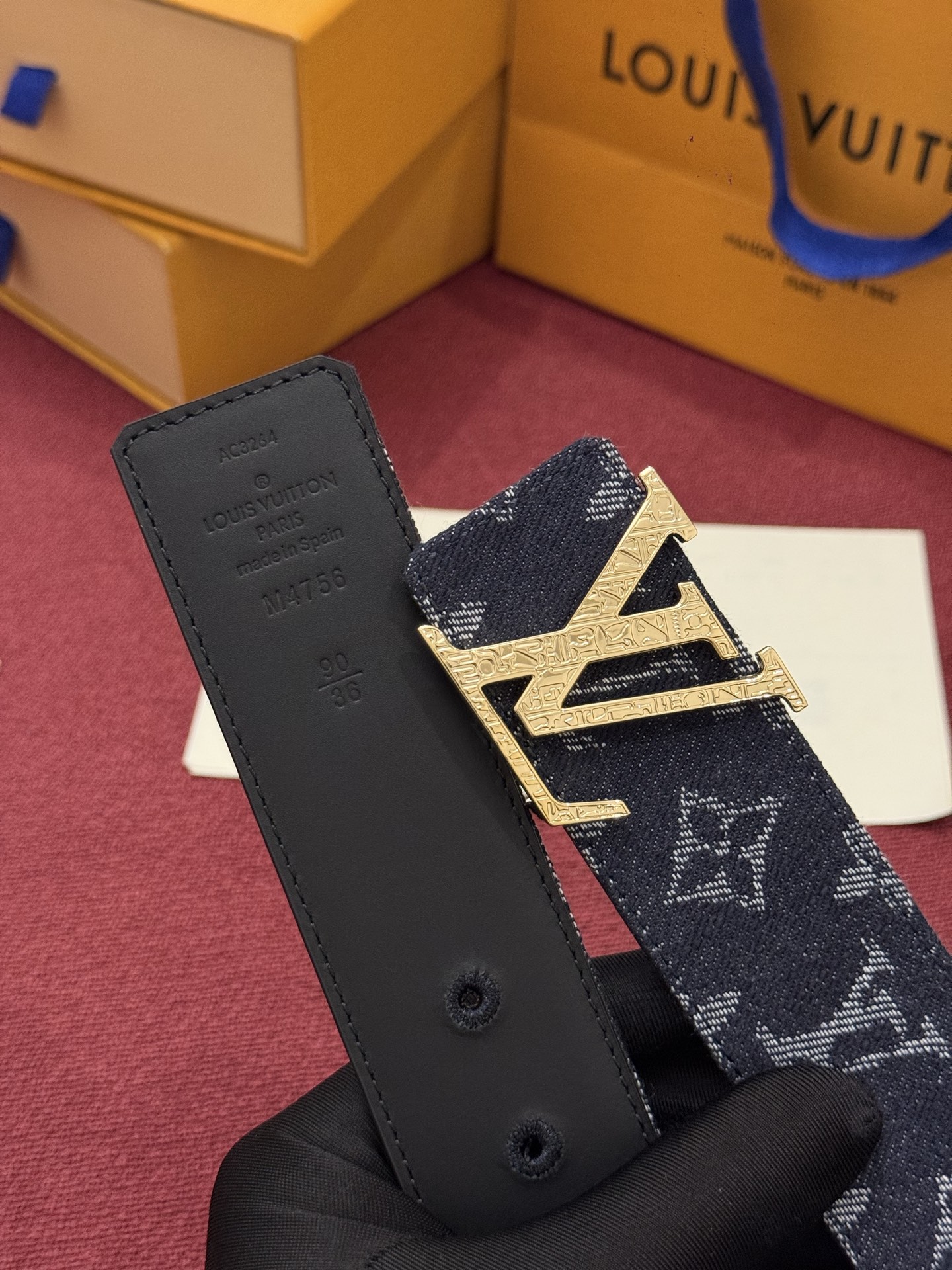 LV Initiales Monogram Reflective 40mm 可翻转腰带展现出一种动态细节，将经典风格提升