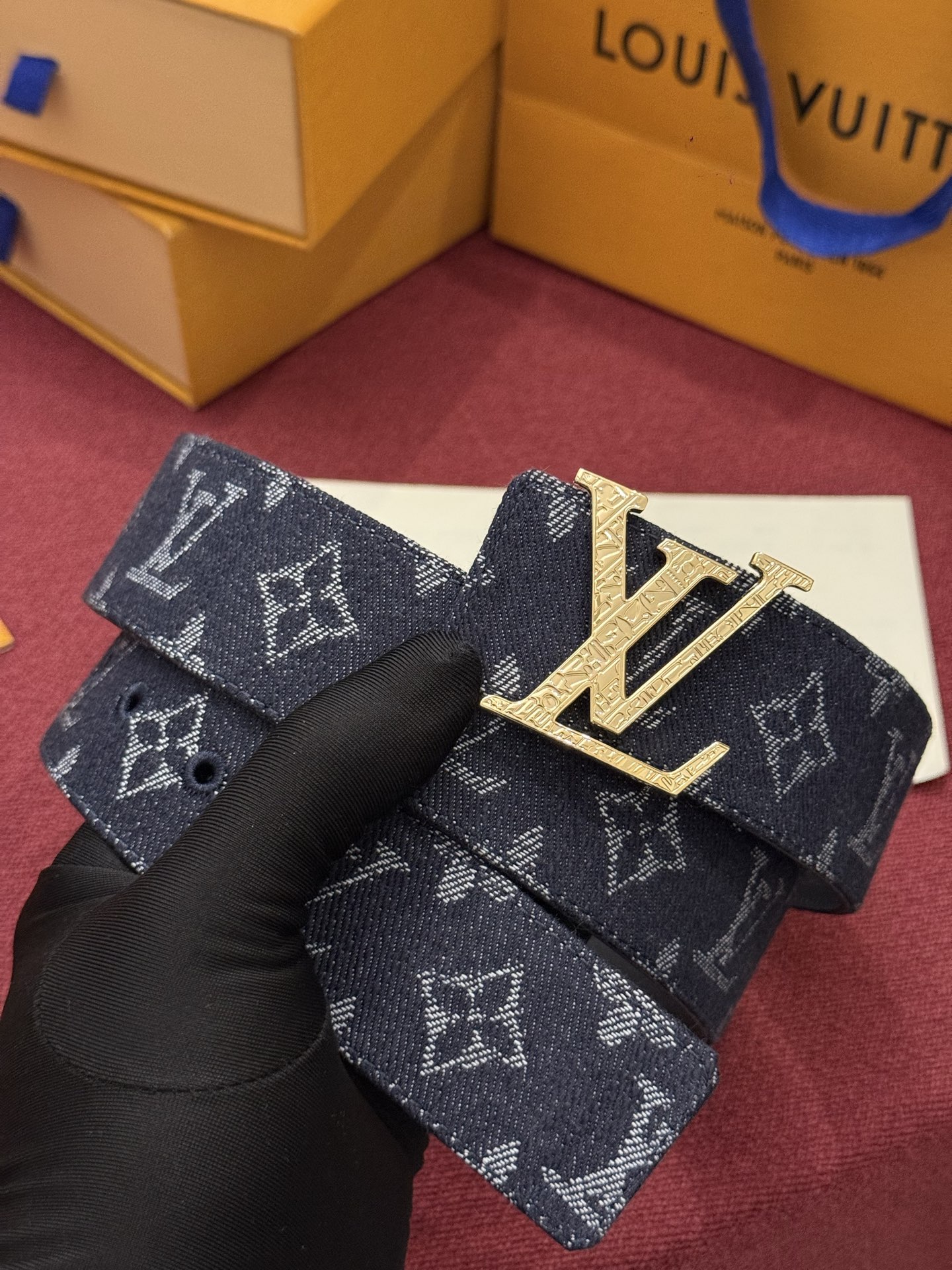 LV Initiales Monogram Reflective 40mm 可翻转腰带展现出一种动态细节,将经典风格提升 LV Initiales Monogram Reflective 40mm 可翻转腰带展现出一种动态细节,将经典风格提升