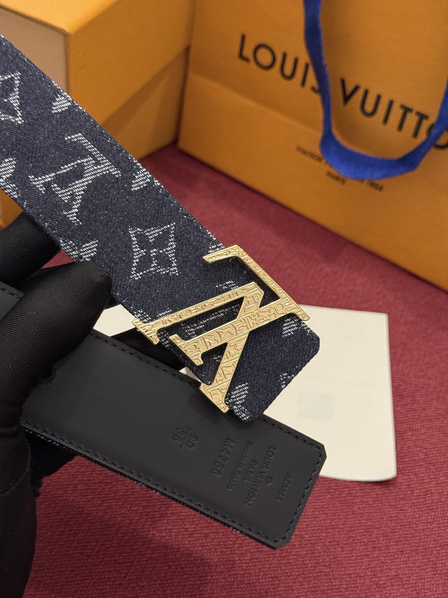 LV Initiales Monogram Reflective 40mm 可翻转腰带展现出一种动态细节，将经典风格提升
