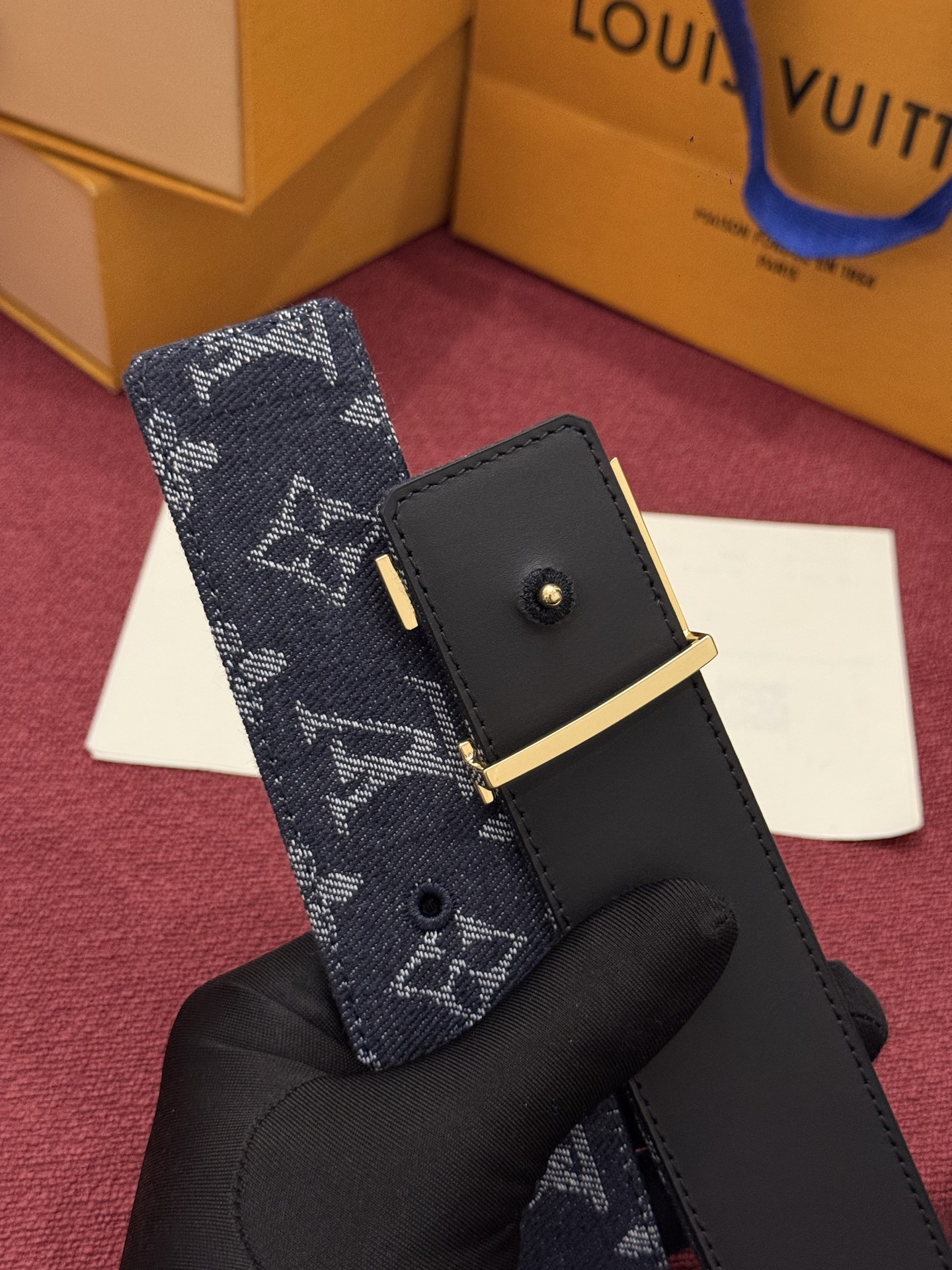 LV Initiales Monogram Reflective 40mm 可翻转腰带展现出一种动态细节，将经典风格提升