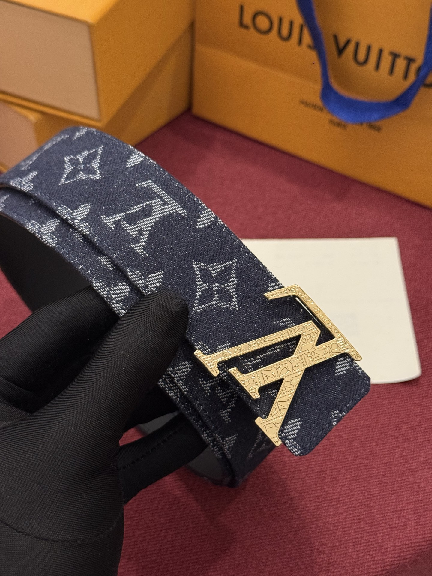 LV Initiales Monogram Reflective 40mm 可翻转腰带展现出一种动态细节，将经典风格提升