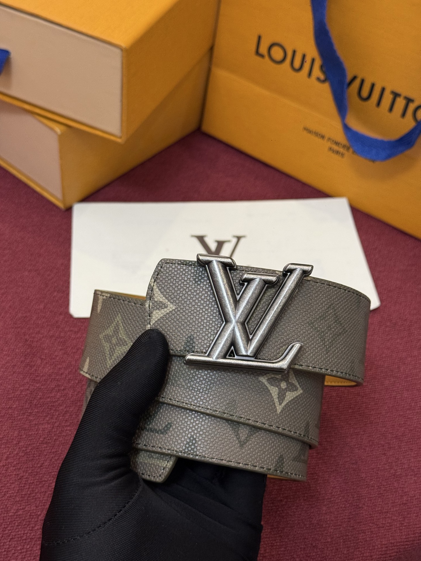LV Initiales Monogram Reflective 40mm 可翻转腰带展现出一种动态细节，将经典风格提升