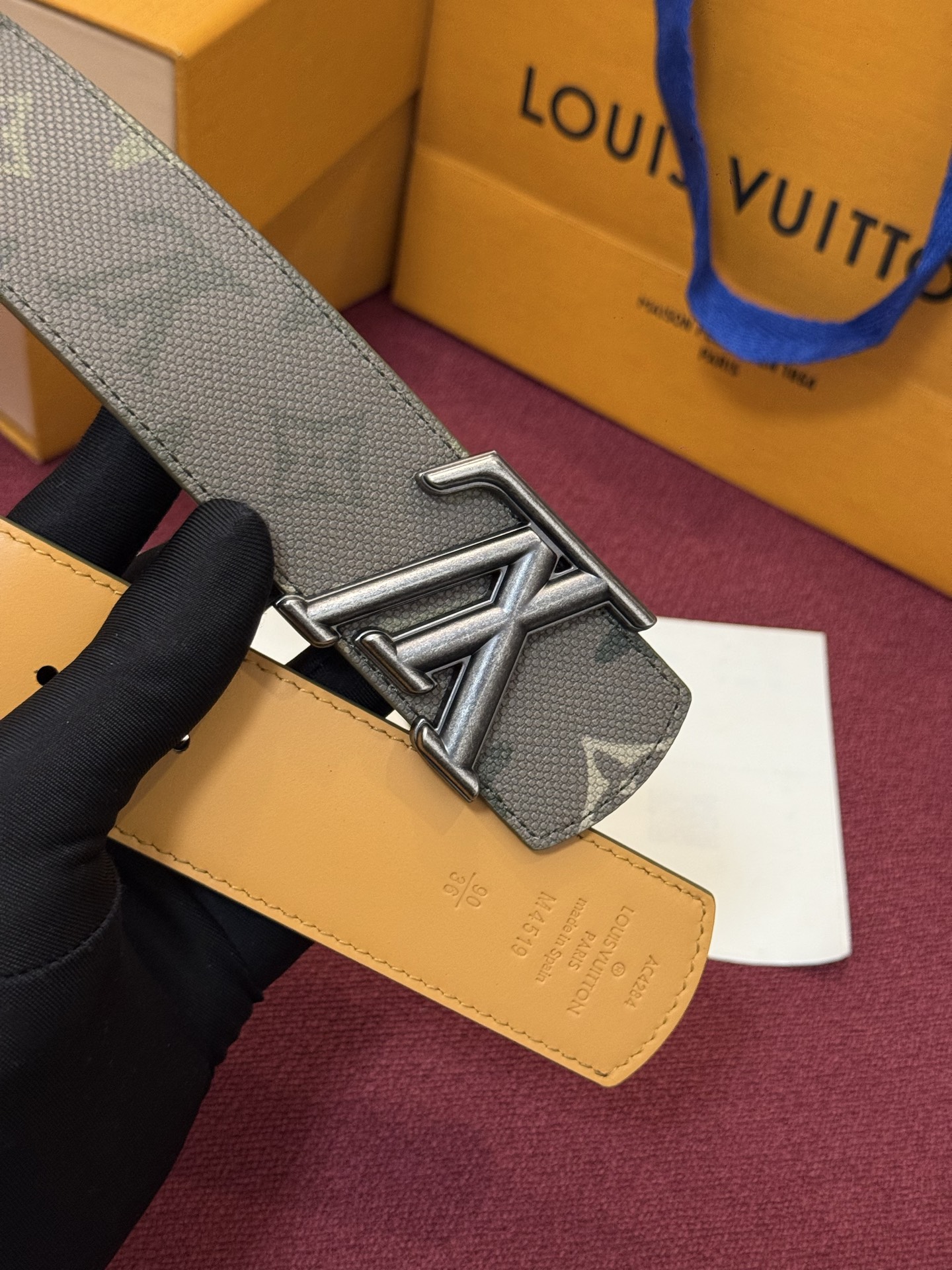 LV Initiales Monogram Reflective 40mm 可翻转腰带展现出一种动态细节，将经典风格提升