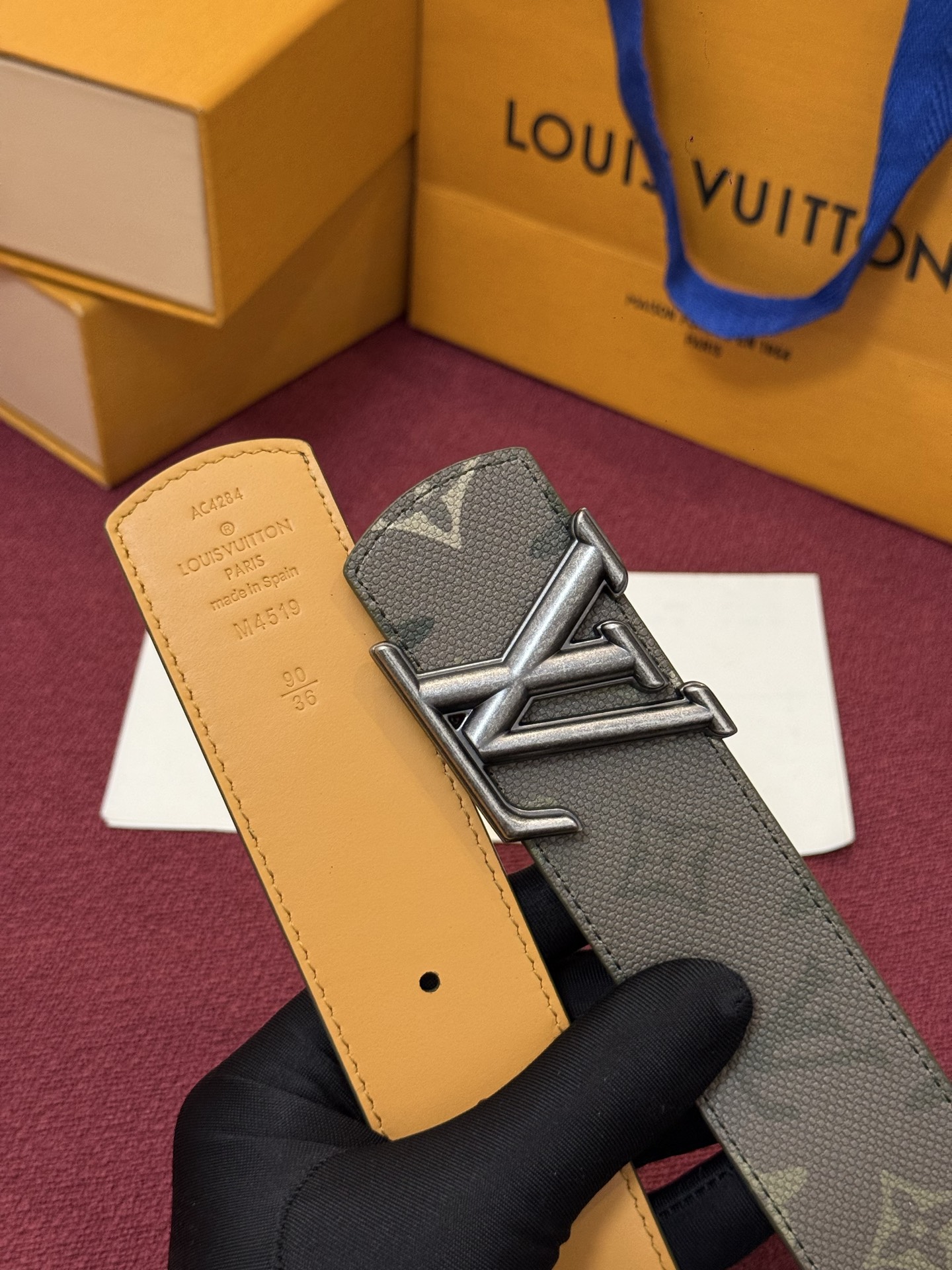 LV Initiales Monogram Reflective 40mm 可翻转腰带展现出一种动态细节，将经典风格提升