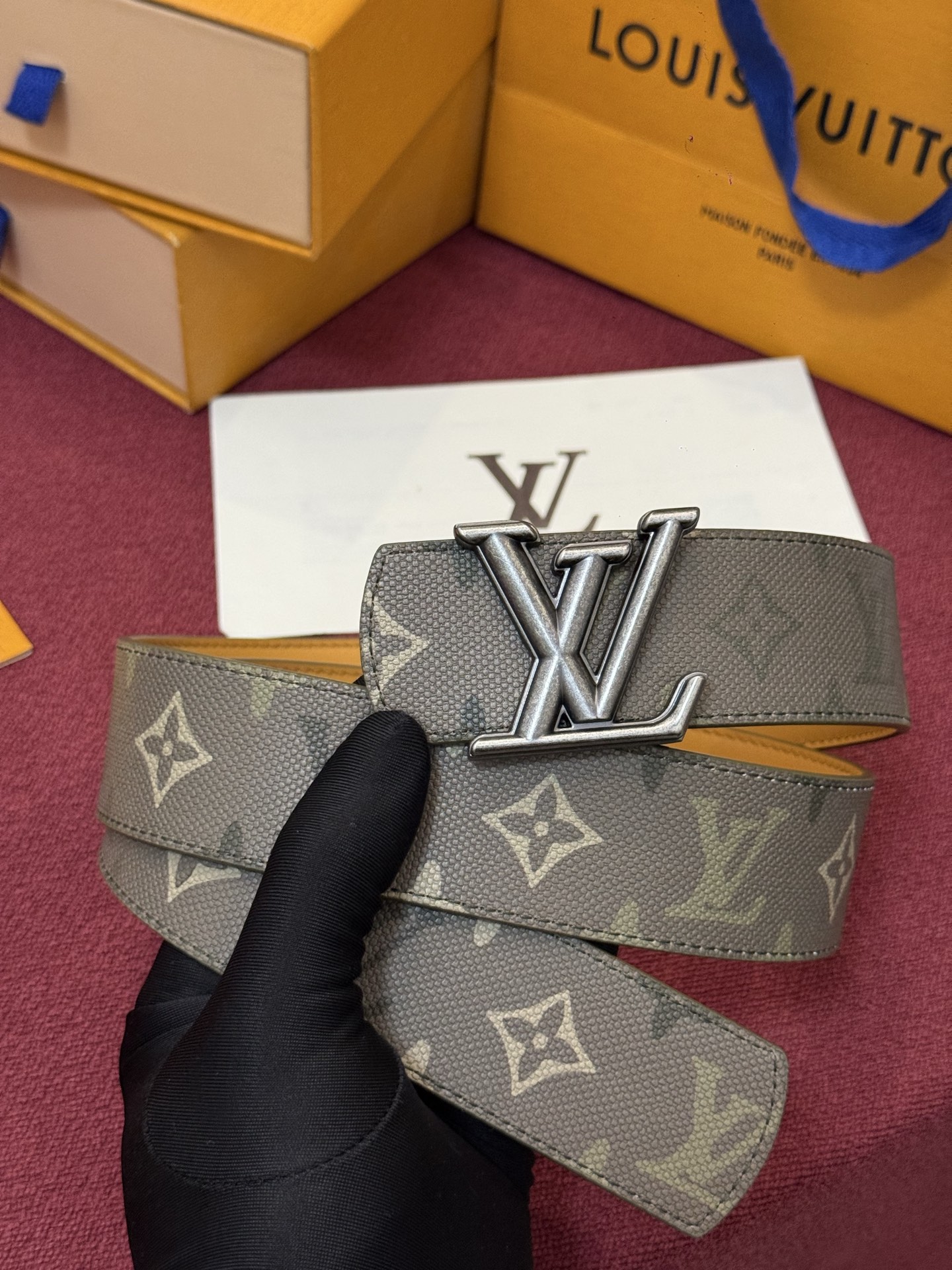LV Initiales Monogram Reflective 40mm 可翻转腰带展现出一种动态细节,将经典风格提升 LV Initiales Monogram Reflective 40mm 可翻转腰带展现出一种动态细节,将经典风格提升