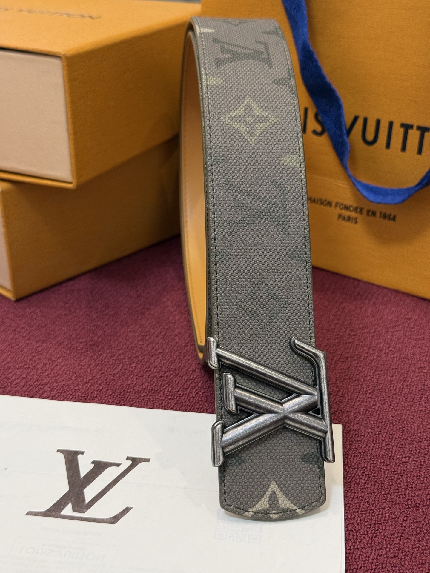 LV Initiales Monogram Reflective 40mm 可翻转腰带展现出一种动态细节，将经典风格提升