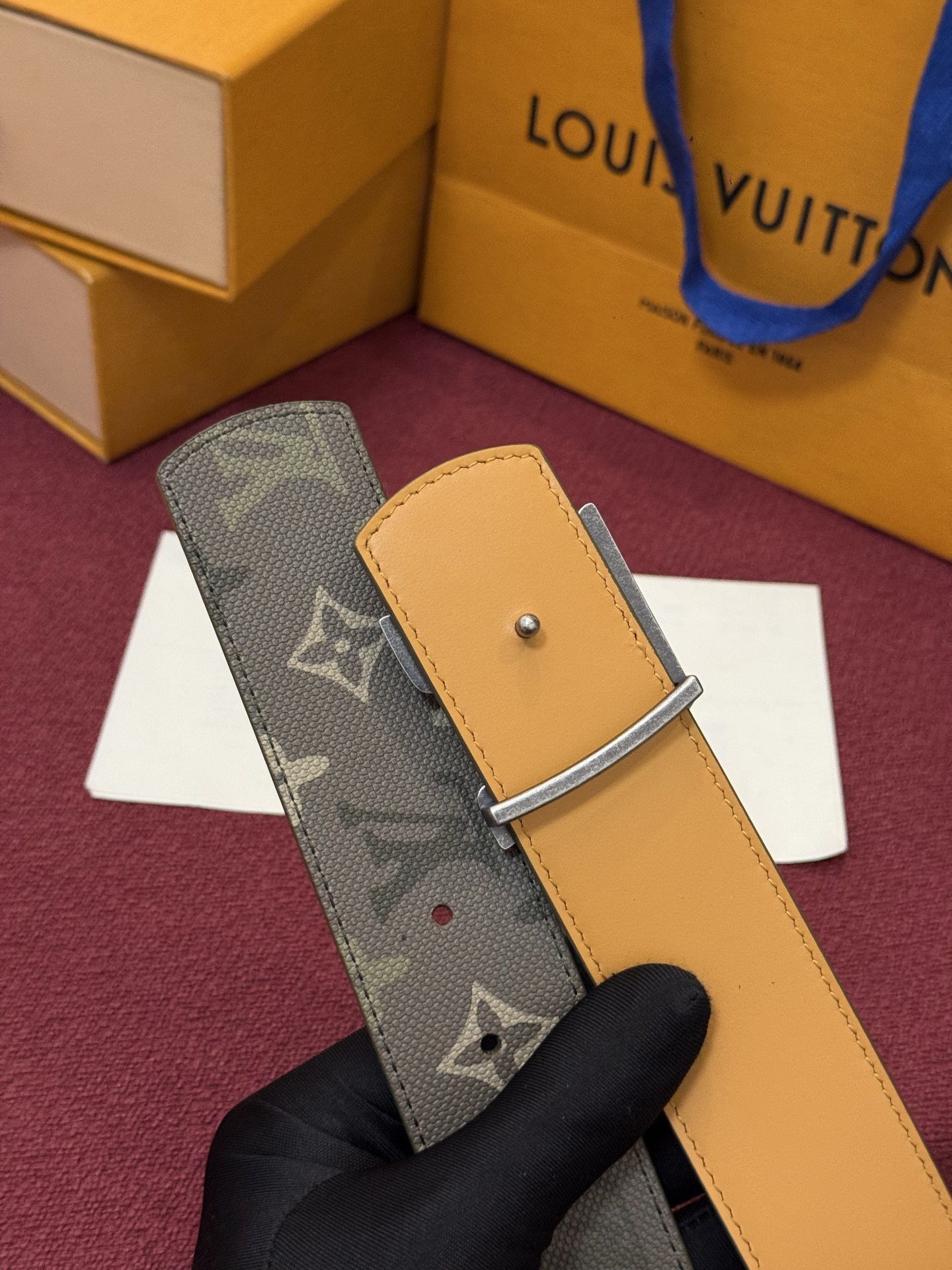 LV Initiales Monogram Reflective 40mm 可翻转腰带展现出一种动态细节，将经典风格提升