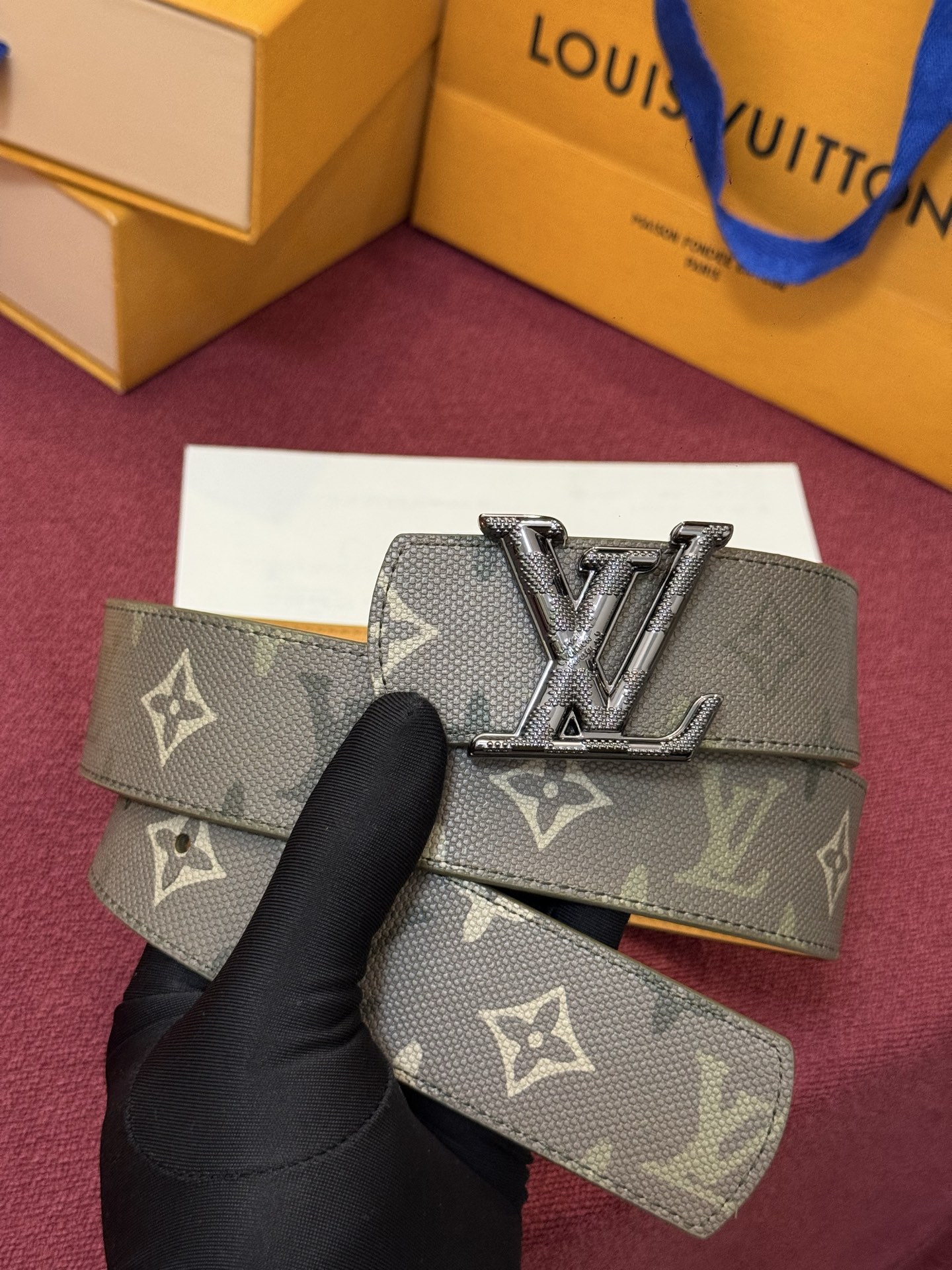 LV Initiales Monogram Reflective 40mm 可翻转腰带展现出一种动态细节,将经典风格提升 LV Initiales Monogram Reflective 40mm 可翻转腰带展现出一种动态细节,将经典风格提升