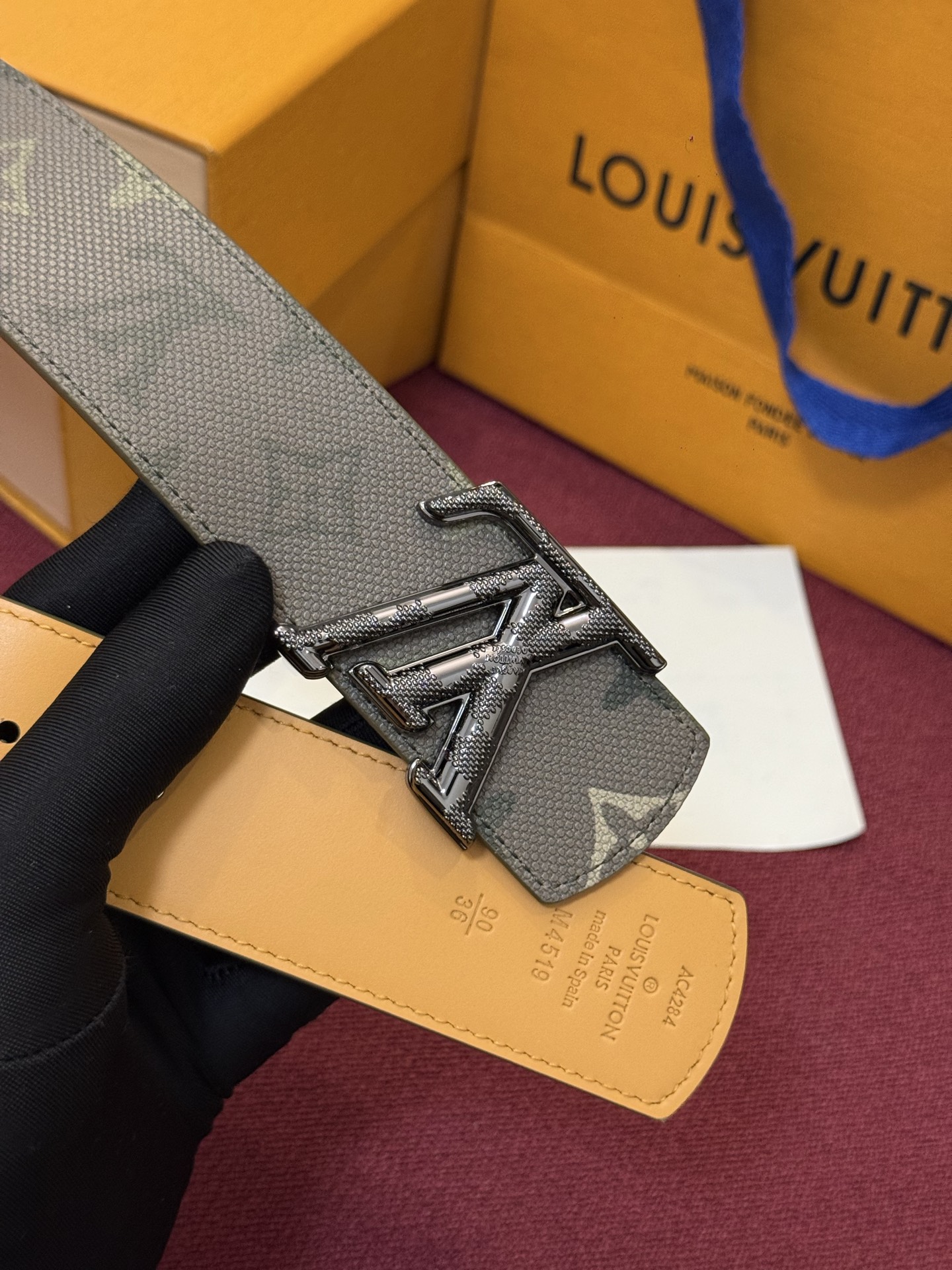 LV Initiales Monogram Reflective 40mm 可翻转腰带展现出一种动态细节，将经典风格提升