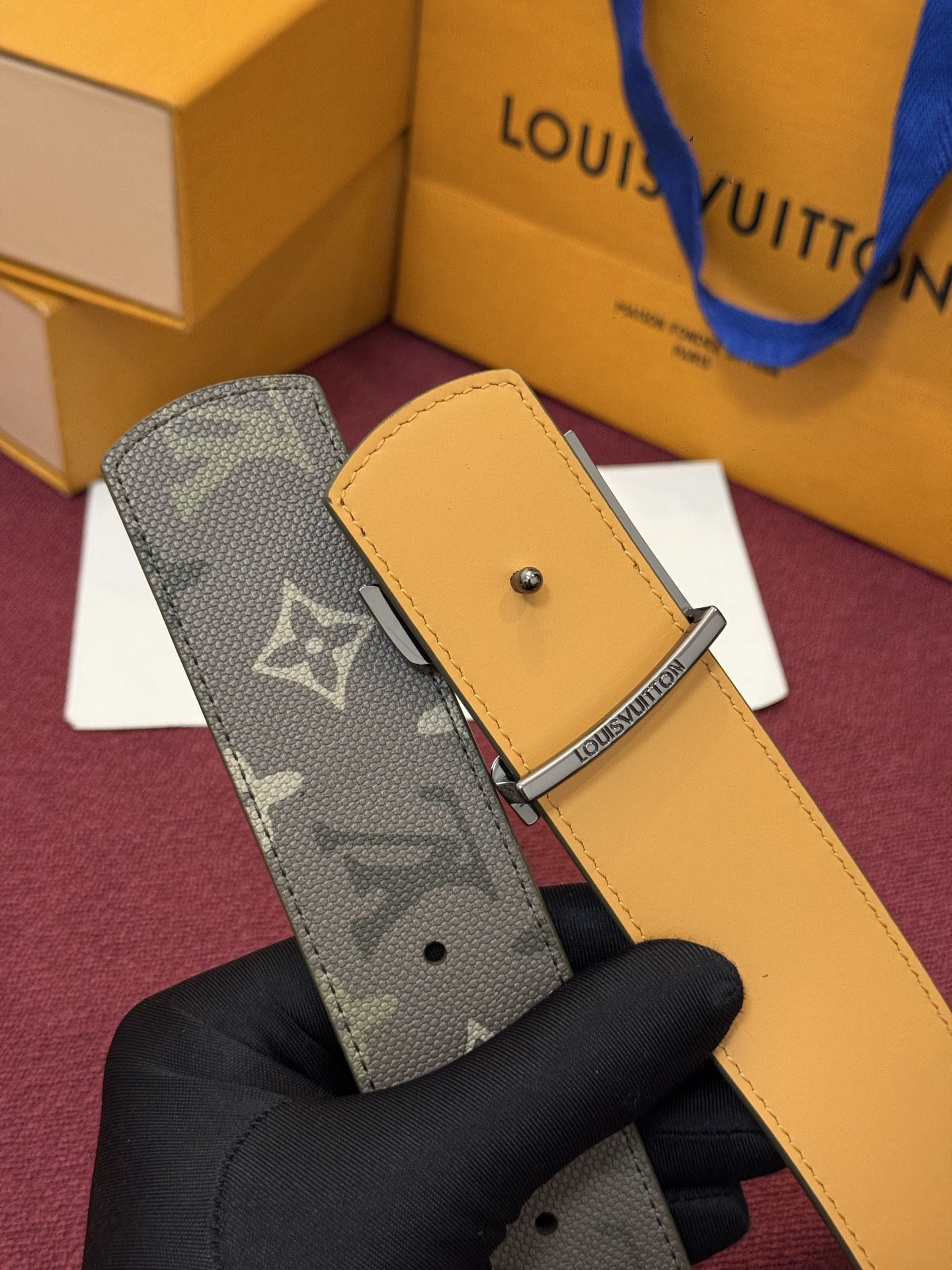 LV Initiales Monogram Reflective 40mm 可翻转腰带展现出一种动态细节，将经典风格提升