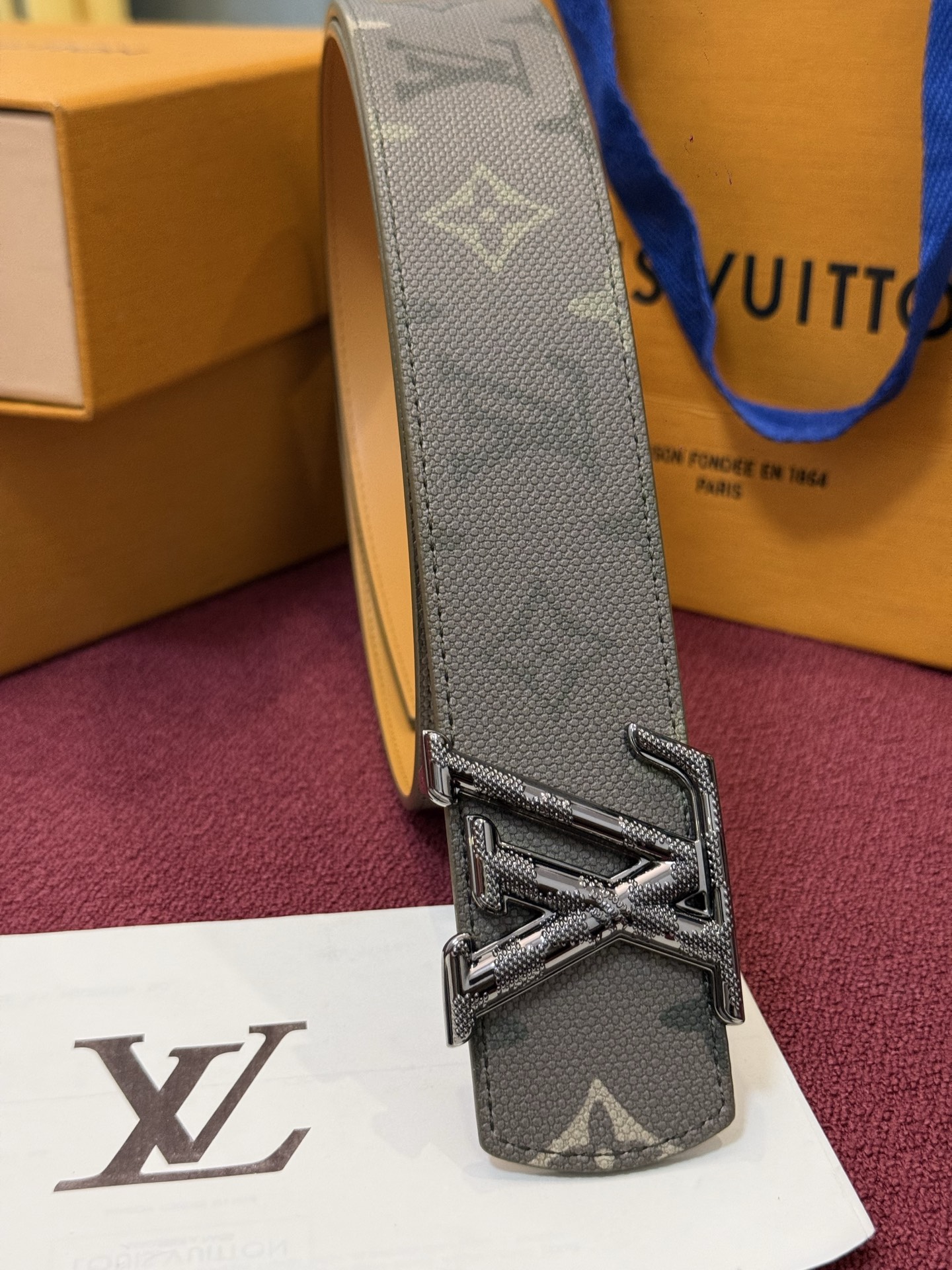 LV Initiales Monogram Reflective 40mm 可翻转腰带展现出一种动态细节，将经典风格提升