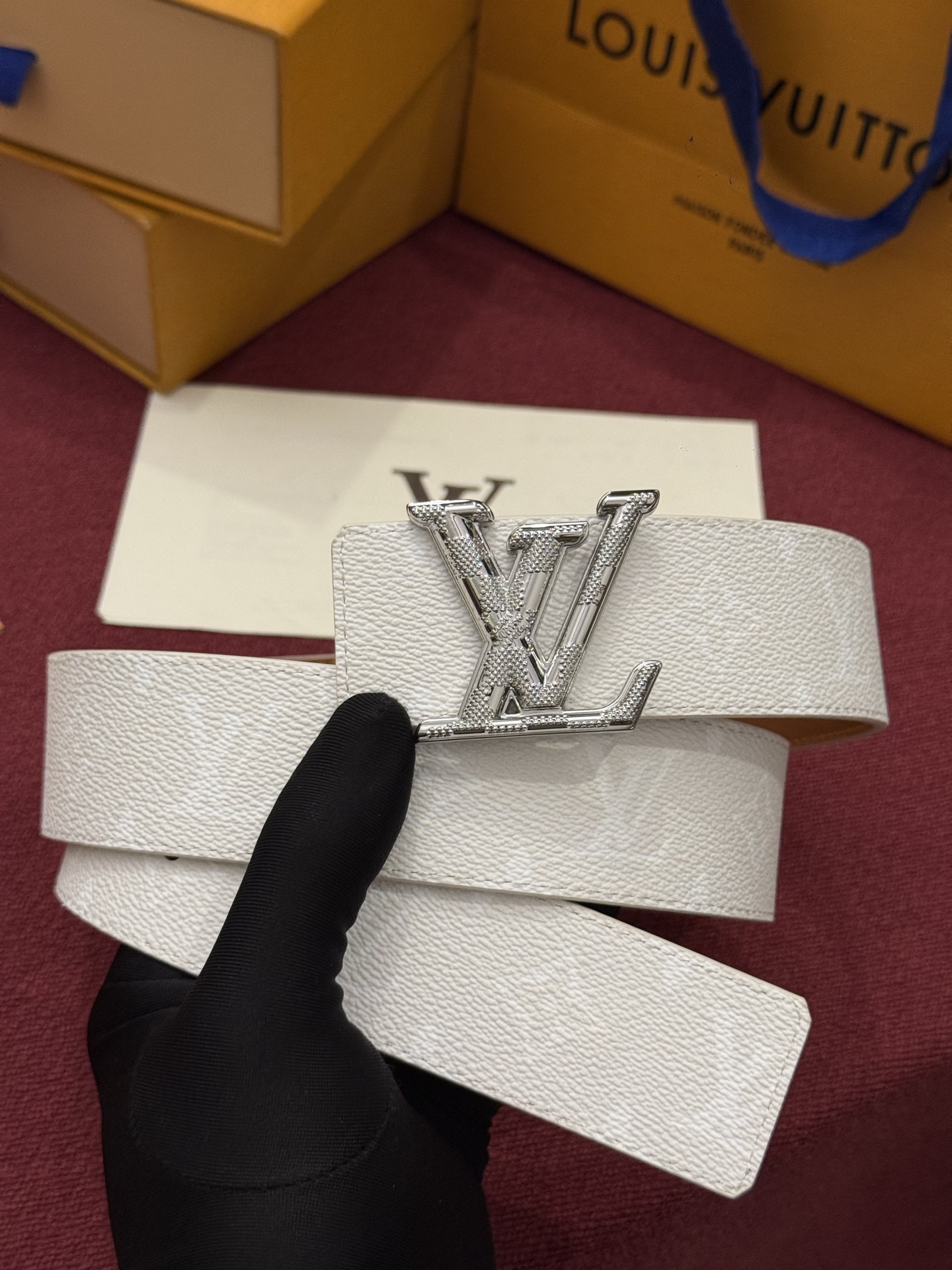 LV Initiales Monogram Reflective 40mm 可翻转腰带展现出一种动态细节,将经典风格提升 LV Initiales Monogram Reflective 40mm 可翻转腰带展现出一种动态细节,将经典风格提升