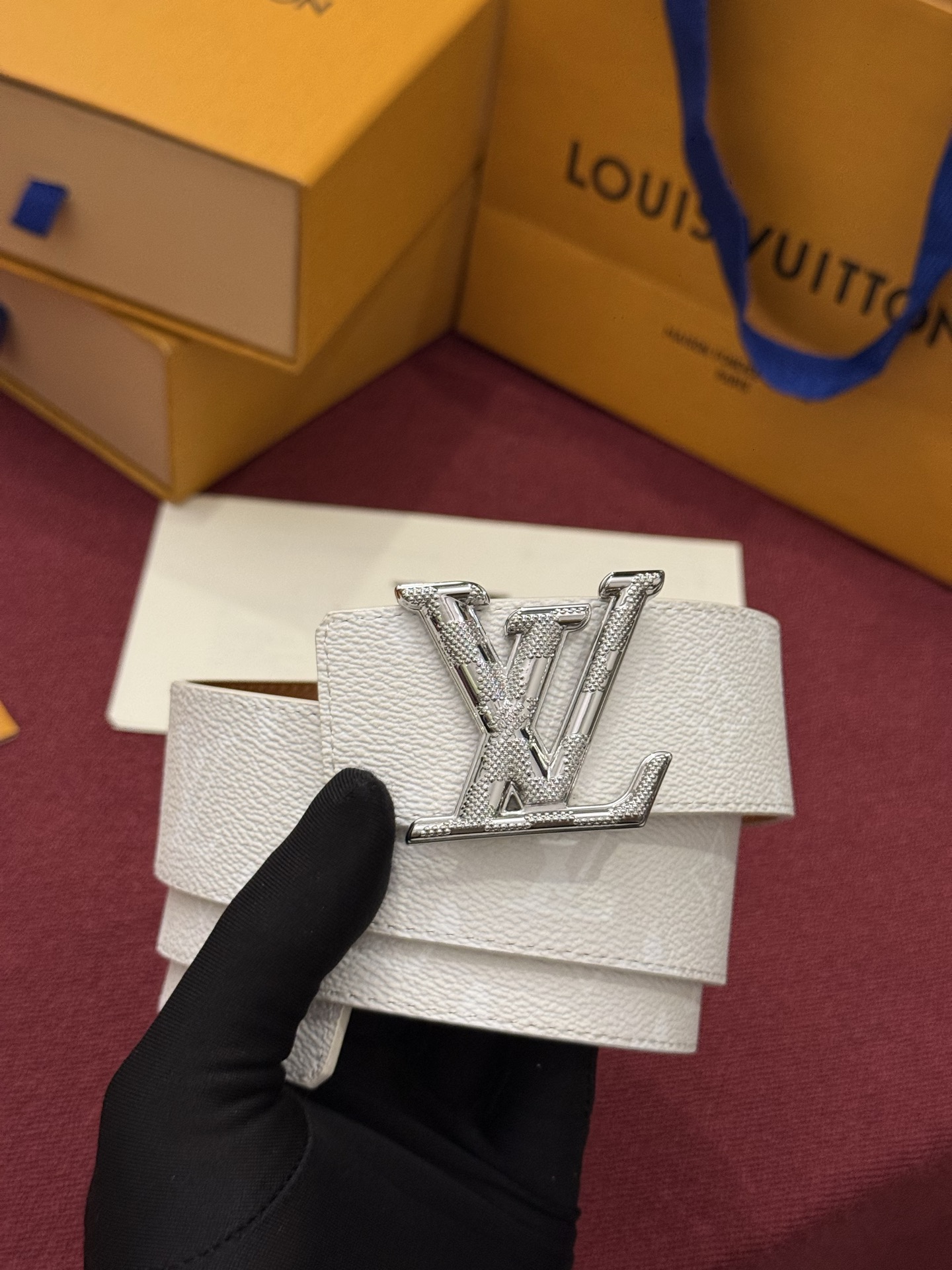 LV Initiales Monogram Reflective 40mm 可翻转腰带展现出一种动态细节，将经典风格提升