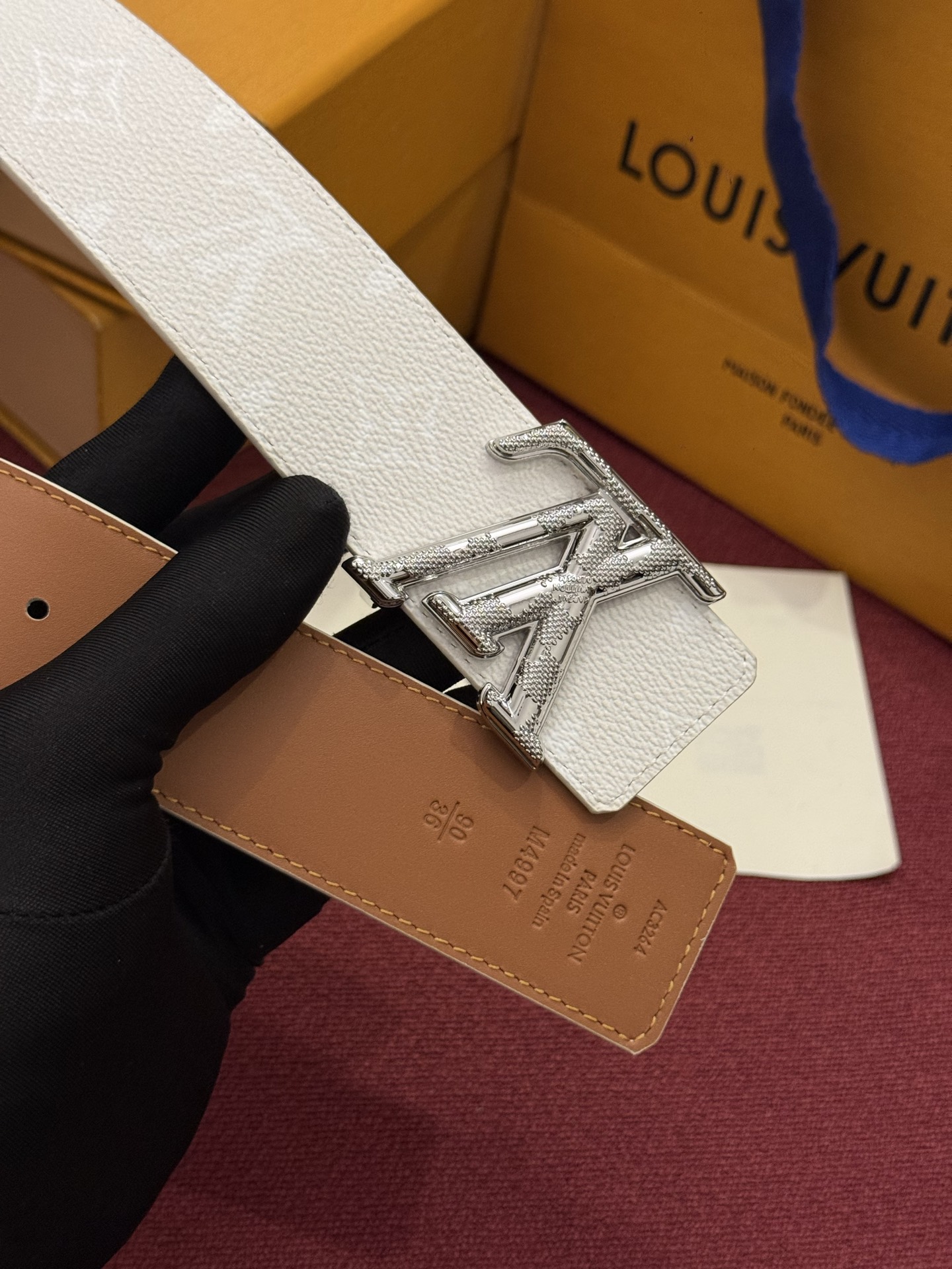 LV Initiales Monogram Reflective 40mm 可翻转腰带展现出一种动态细节，将经典风格提升