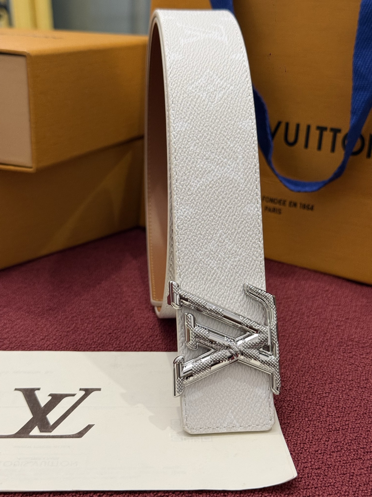 LV Initiales Monogram Reflective 40mm 可翻转腰带展现出一种动态细节，将经典风格提升