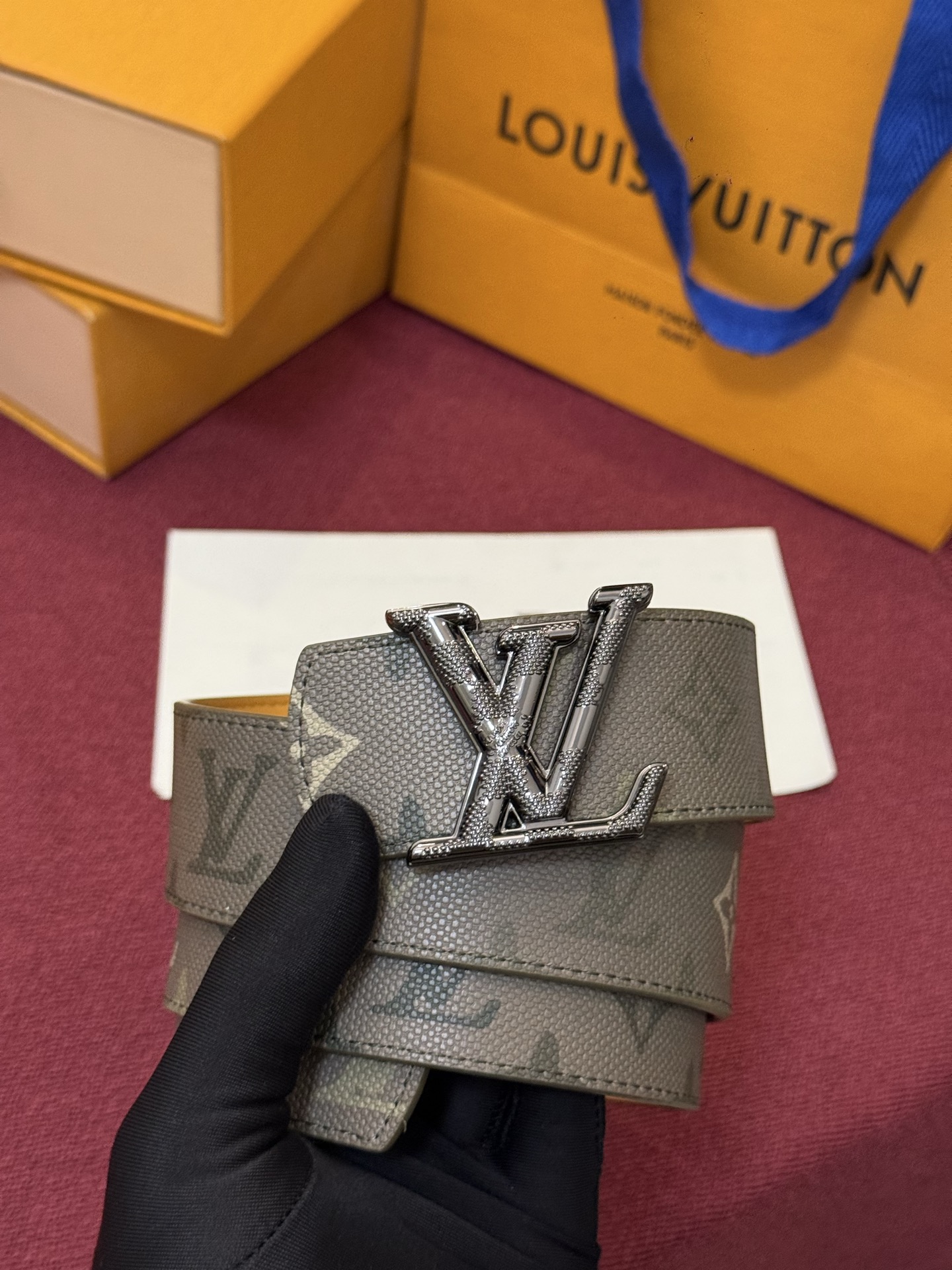 LV Initiales Monogram Reflective 40mm 可翻转腰带展现出一种动态细节，将经典风格提升
