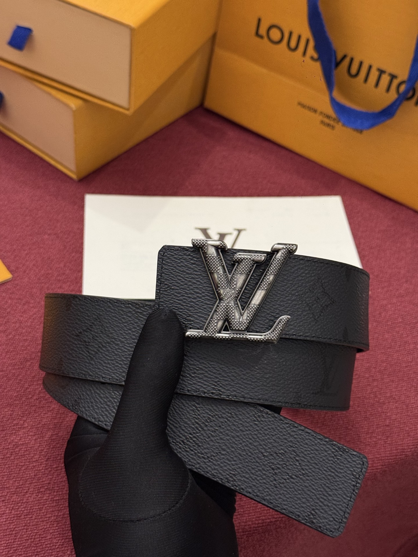 LV Initiales Monogram Reflective 40mm 可翻转腰带展现出一种动态细节,将经典风格提升 LV Initiales Monogram Reflective 40mm 可翻转腰带展现出一种动态细节,将经典风格提升