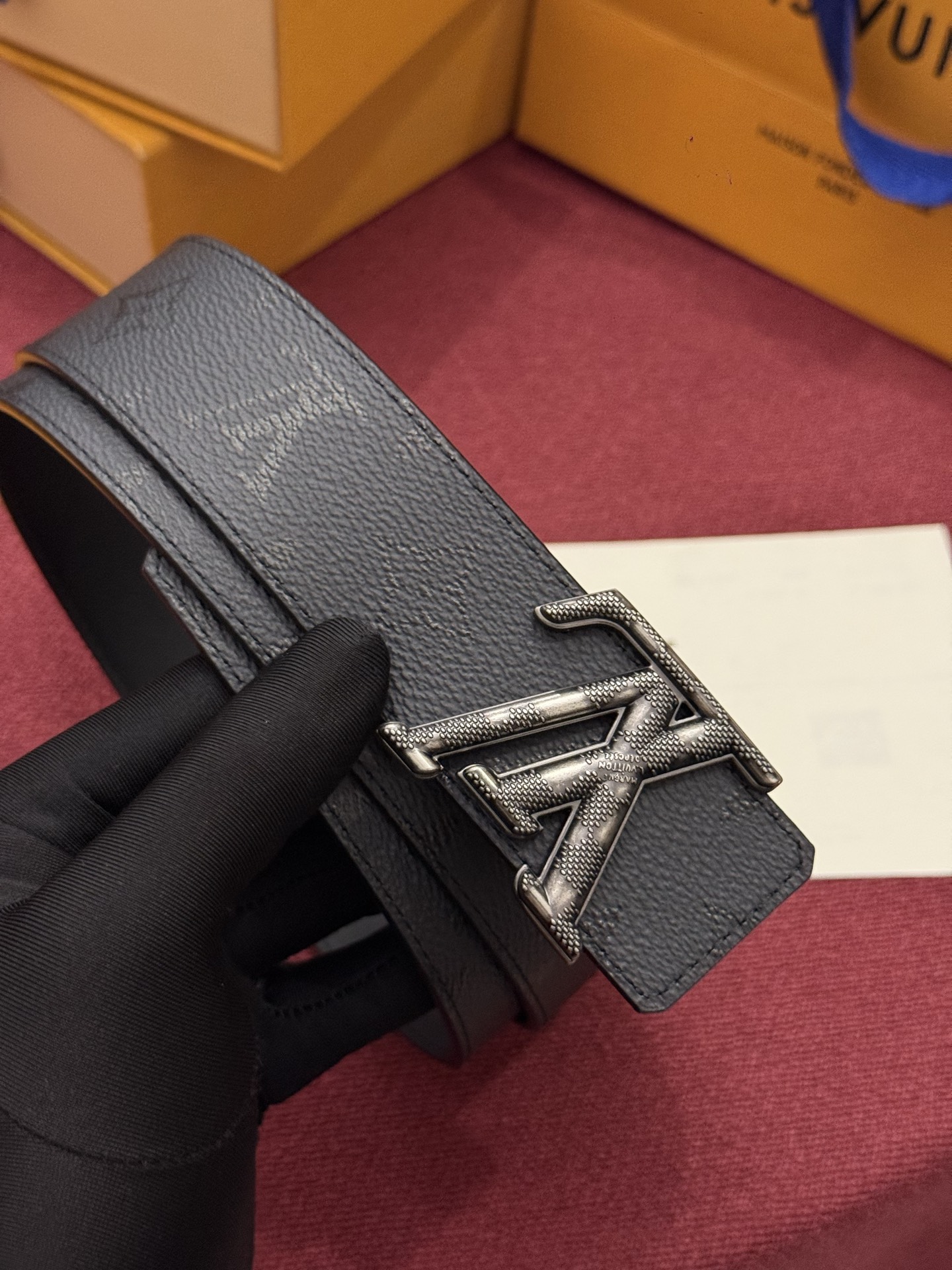 LV Initiales Monogram Reflective 40mm 可翻转腰带展现出一种动态细节，将经典风格提升