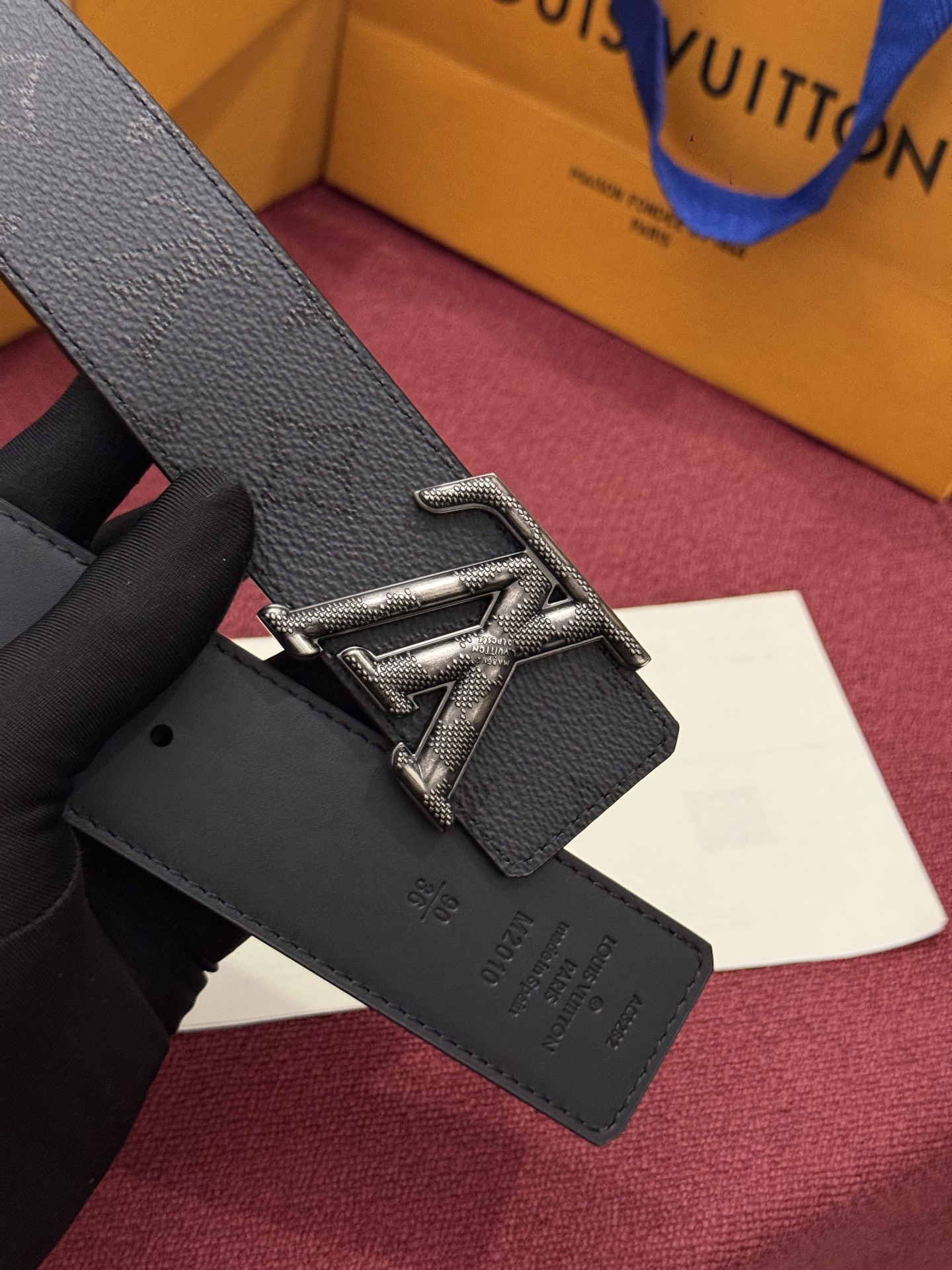 LV Initiales Monogram Reflective 40mm 可翻转腰带展现出一种动态细节，将经典风格提升