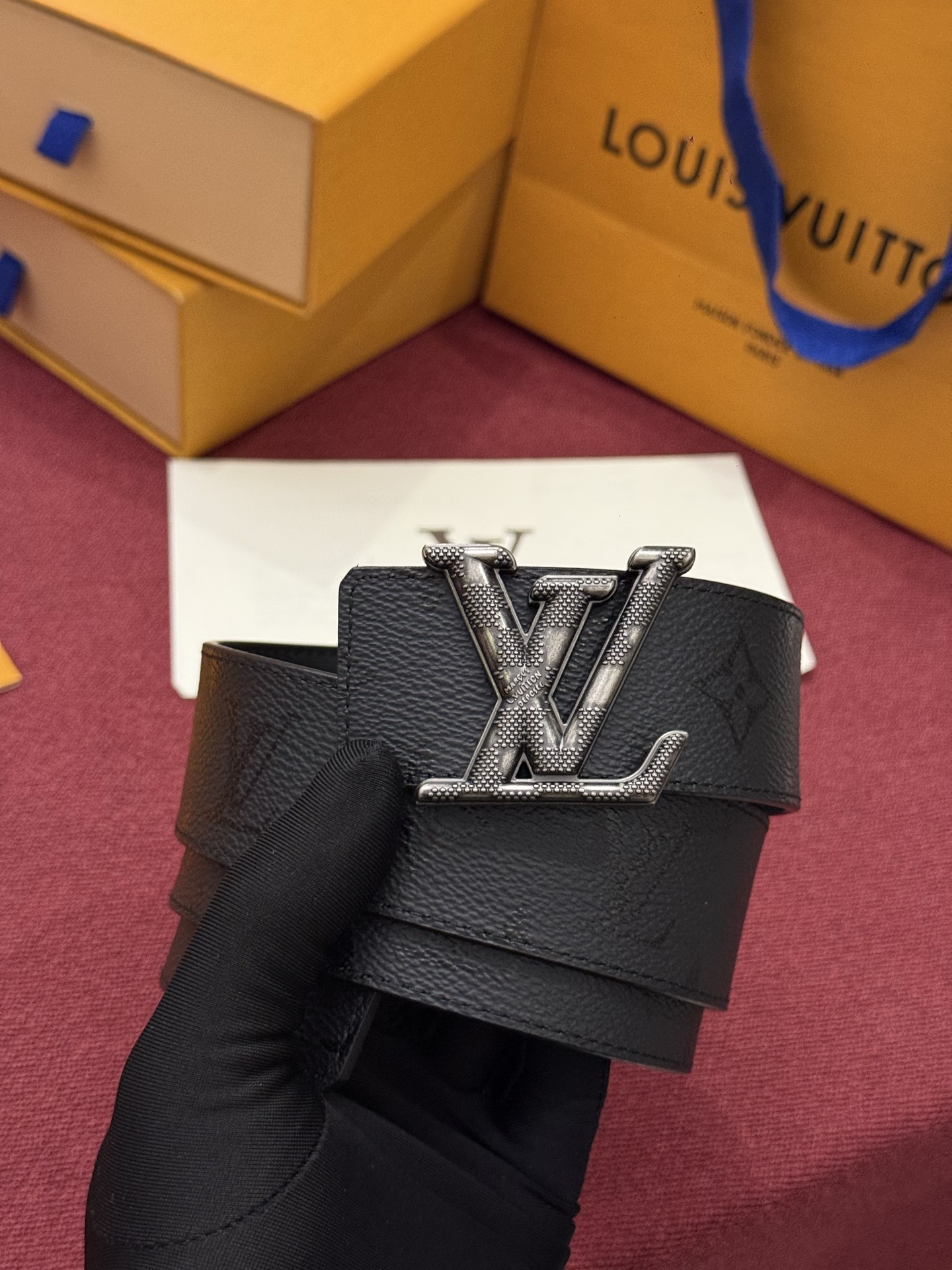 LV Initiales Monogram Reflective 40mm 可翻转腰带展现出一种动态细节，将经典风格提升