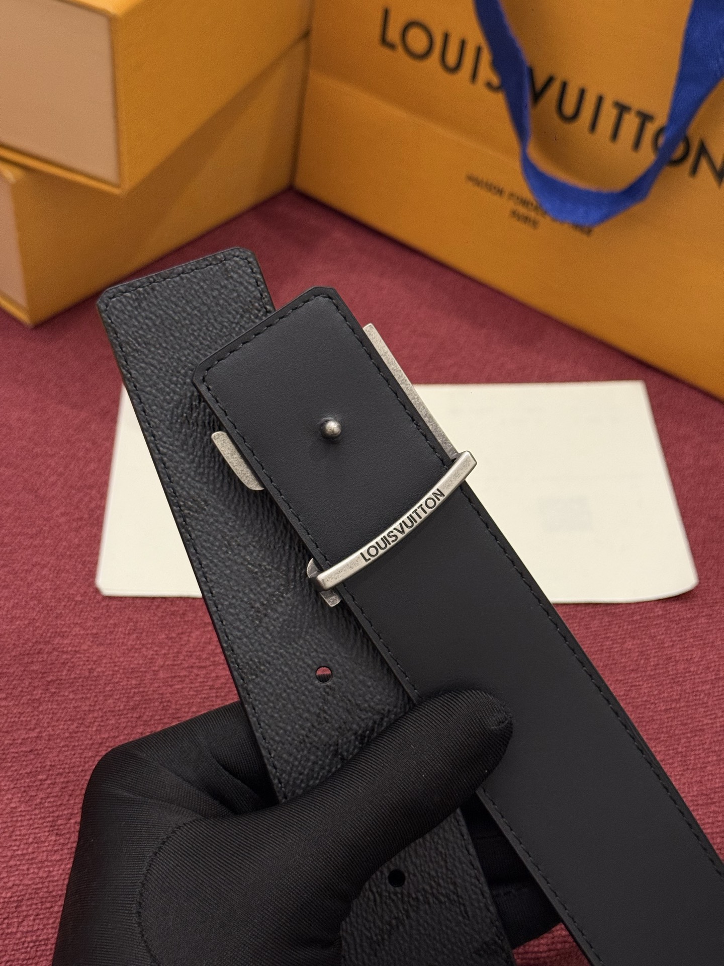LV Initiales Monogram Reflective 40mm 可翻转腰带展现出一种动态细节，将经典风格提升