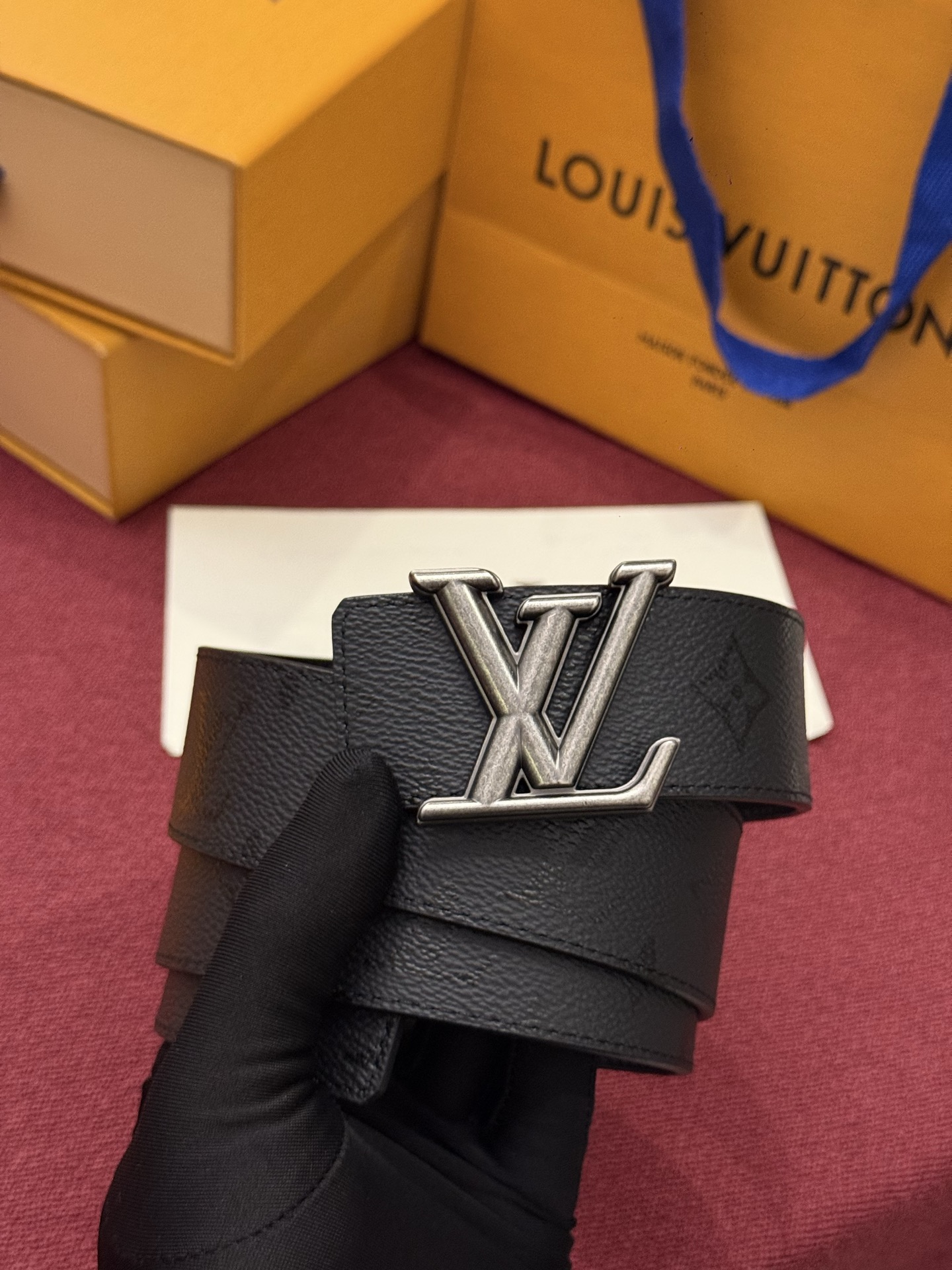 LV Initiales Monogram Reflective 40mm 可翻转腰带展现出一种动态细节，将经典风格提升