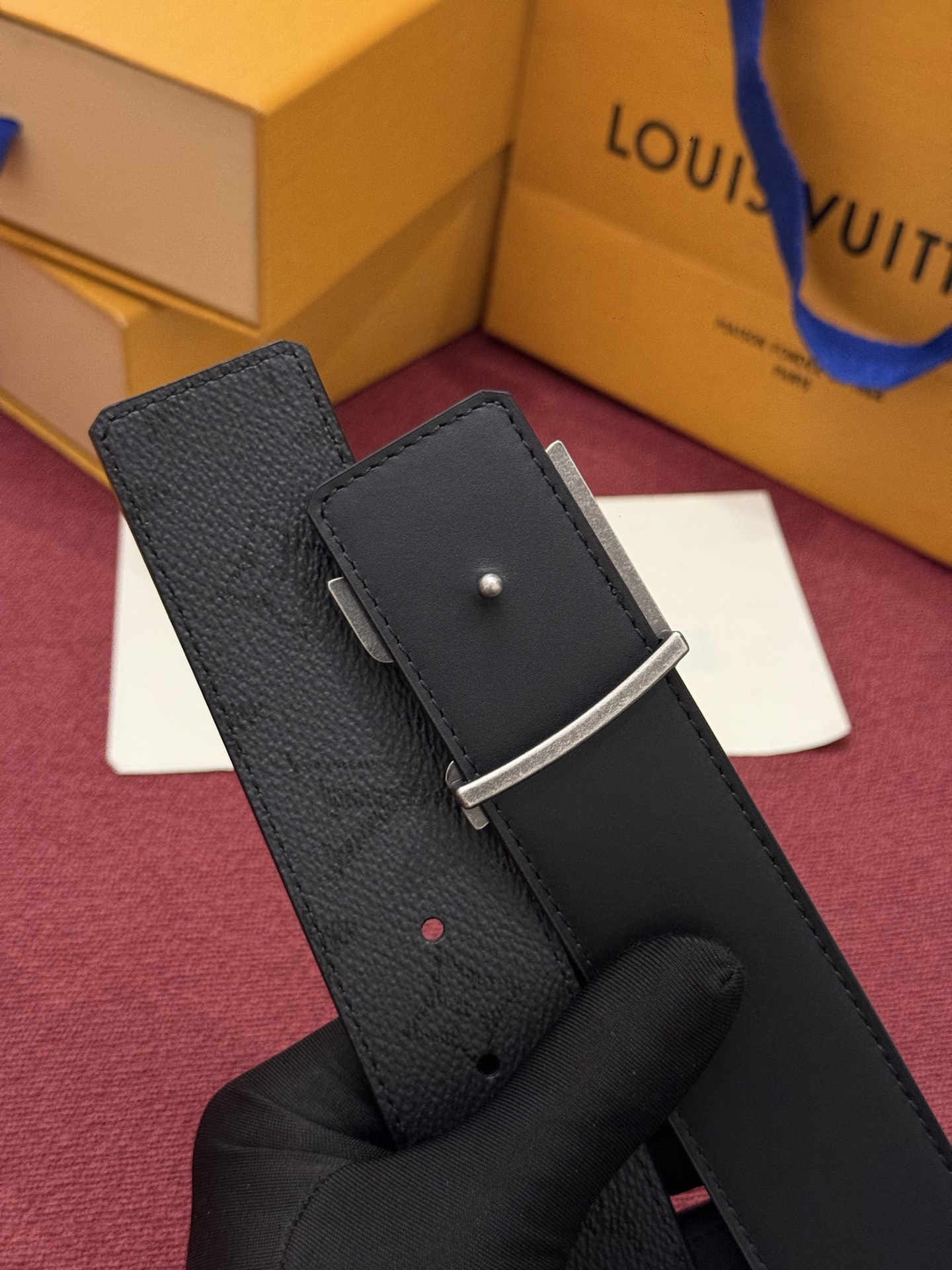 LV Initiales Monogram Reflective 40mm 可翻转腰带展现出一种动态细节，将经典风格提升