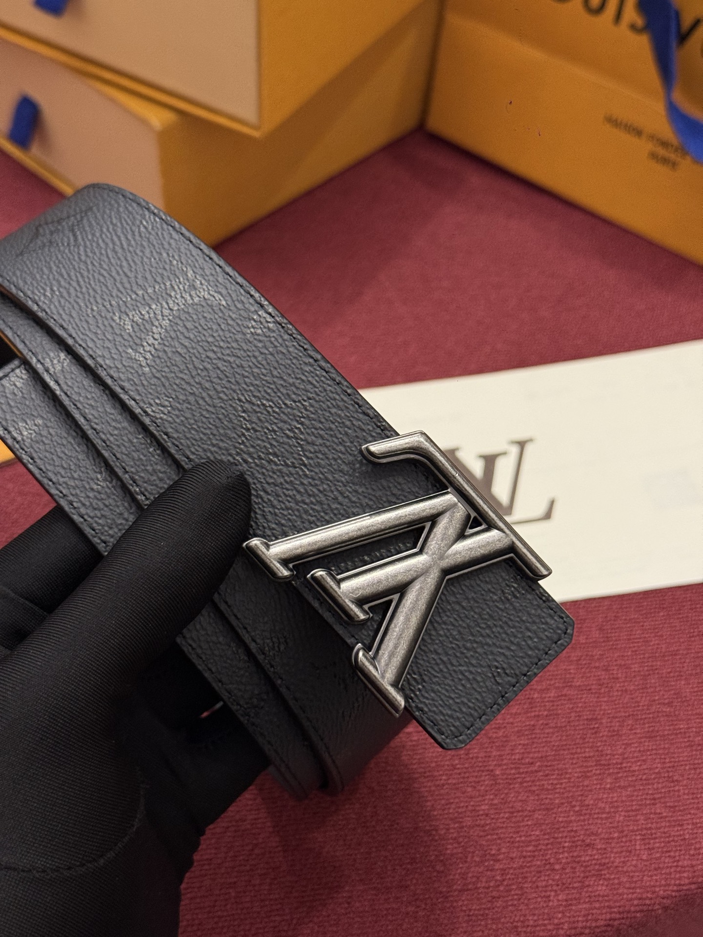 LV Initiales Monogram Reflective 40mm 可翻转腰带展现出一种动态细节，将经典风格提升