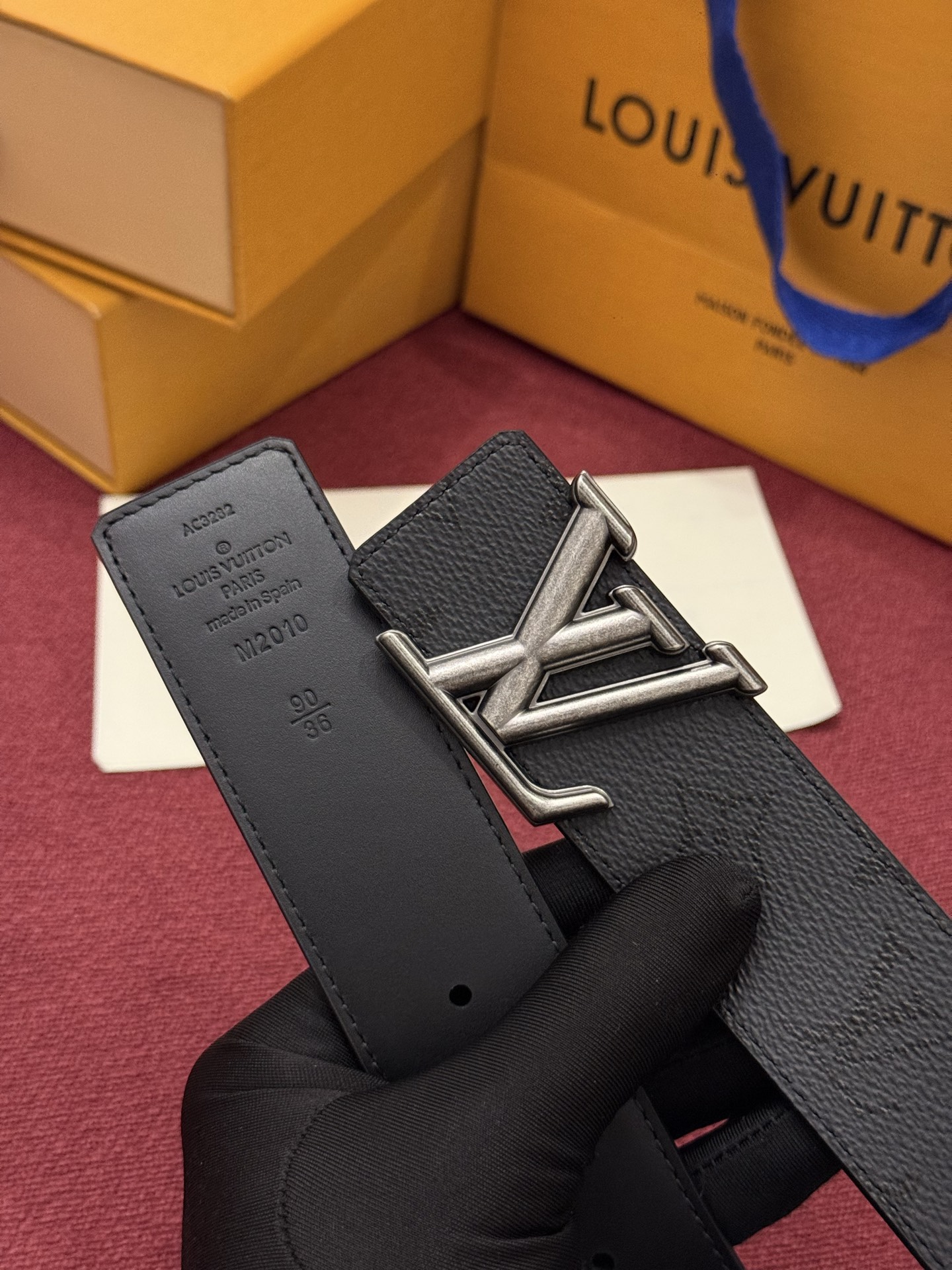 LV Initiales Monogram Reflective 40mm 可翻转腰带展现出一种动态细节，将经典风格提升