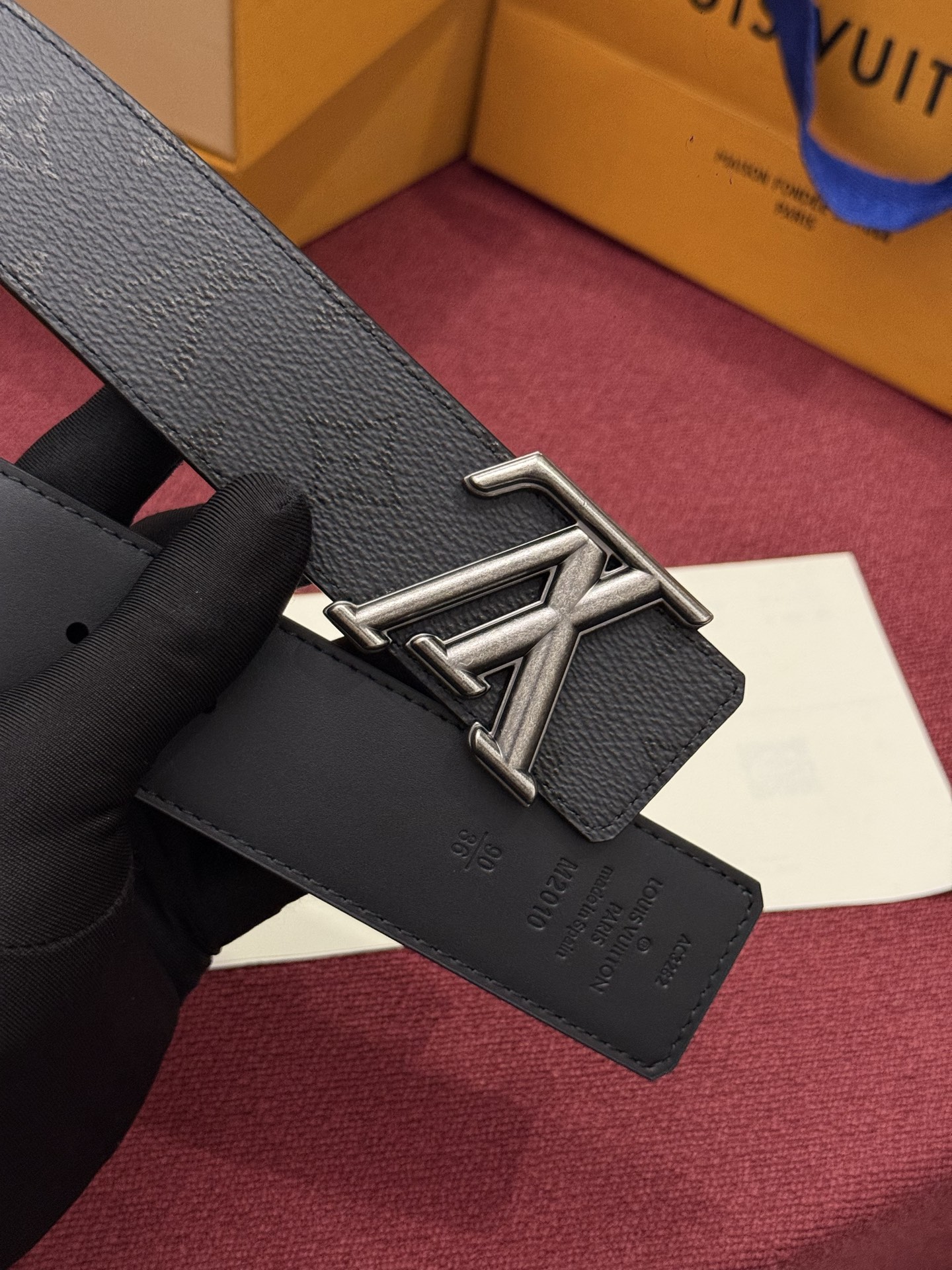 LV Initiales Monogram Reflective 40mm 可翻转腰带展现出一种动态细节，将经典风格提升