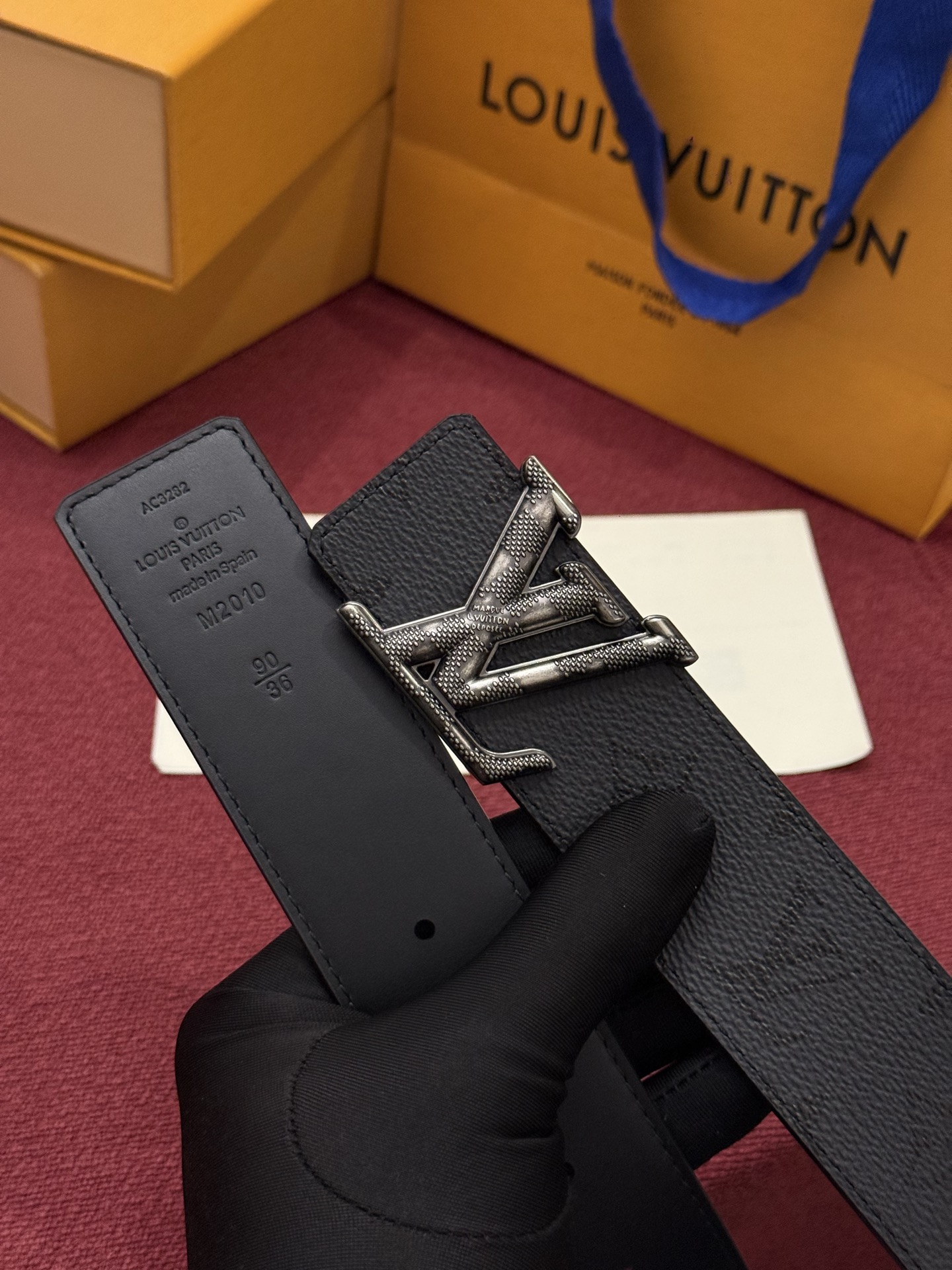 LV Initiales Monogram Reflective 40mm 可翻转腰带展现出一种动态细节，将经典风格提升
