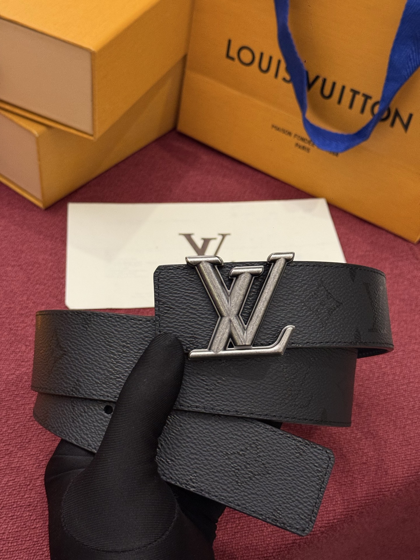 LV Initiales Monogram Reflective 40mm 可翻转腰带展现出一种动态细节,将经典风格提升 LV Initiales Monogram Reflective 40mm 可翻转腰带展现出一种动态细节,将经典风格提升