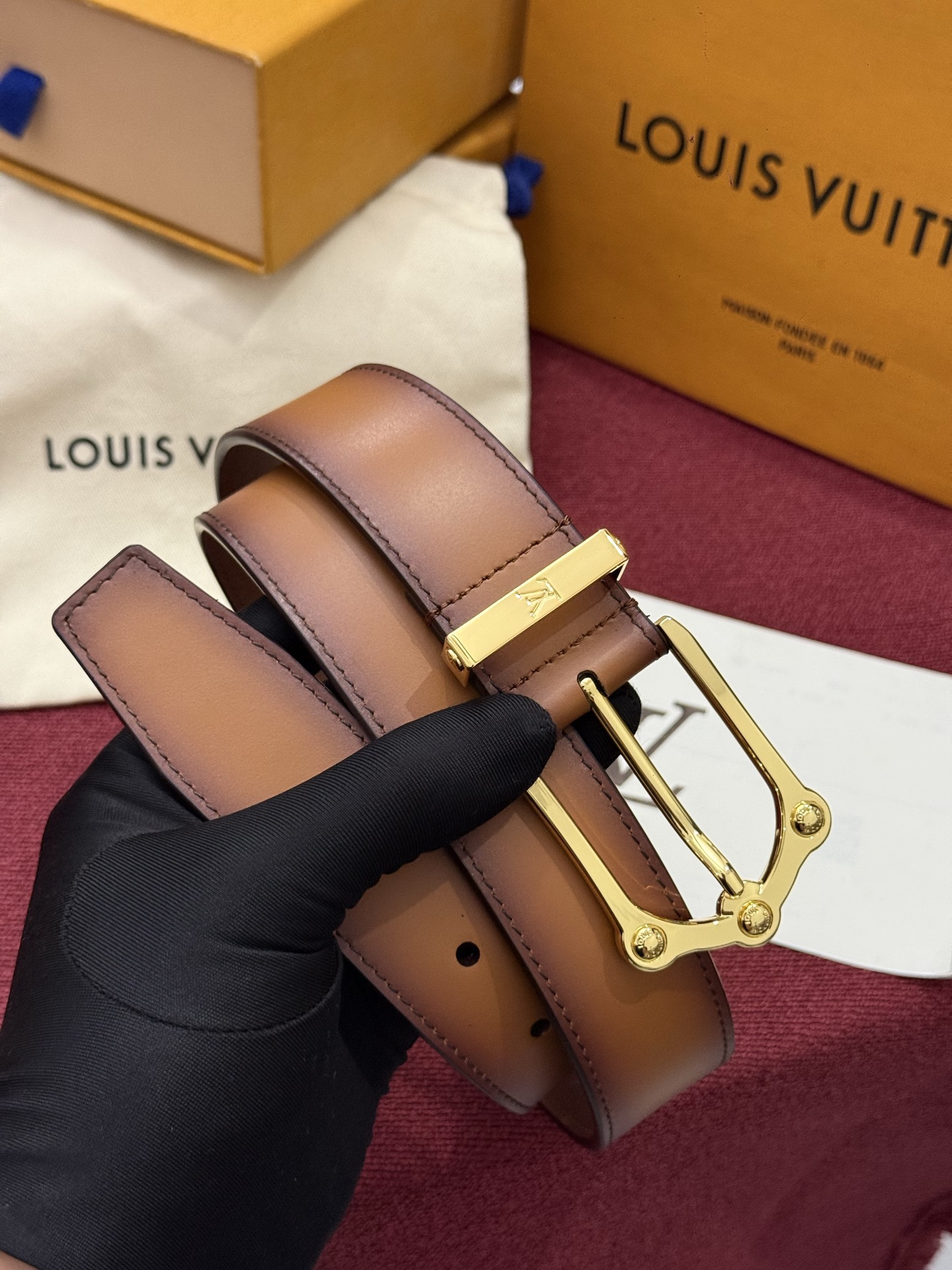 本款 Light Pont Neuf 腰带以工致笔触焕新经典风尚。光滑皮革搭配纤细束带圈和针式搭扣，在闲雅之中彰显自信风