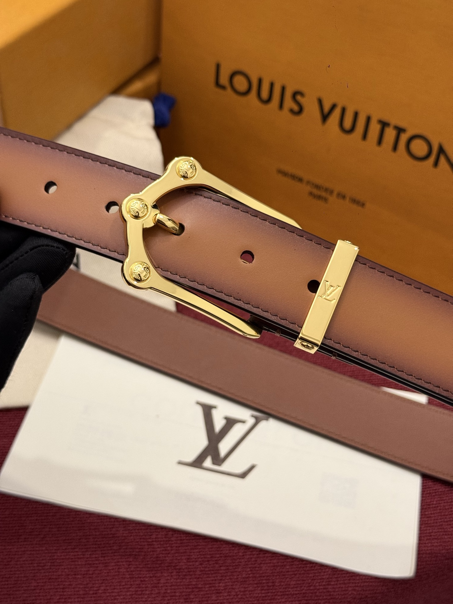 本款 Light Pont Neuf 腰带以工致笔触焕新经典风尚。光滑皮革搭配纤细束带圈和针式搭扣，在闲雅之中彰显自信风