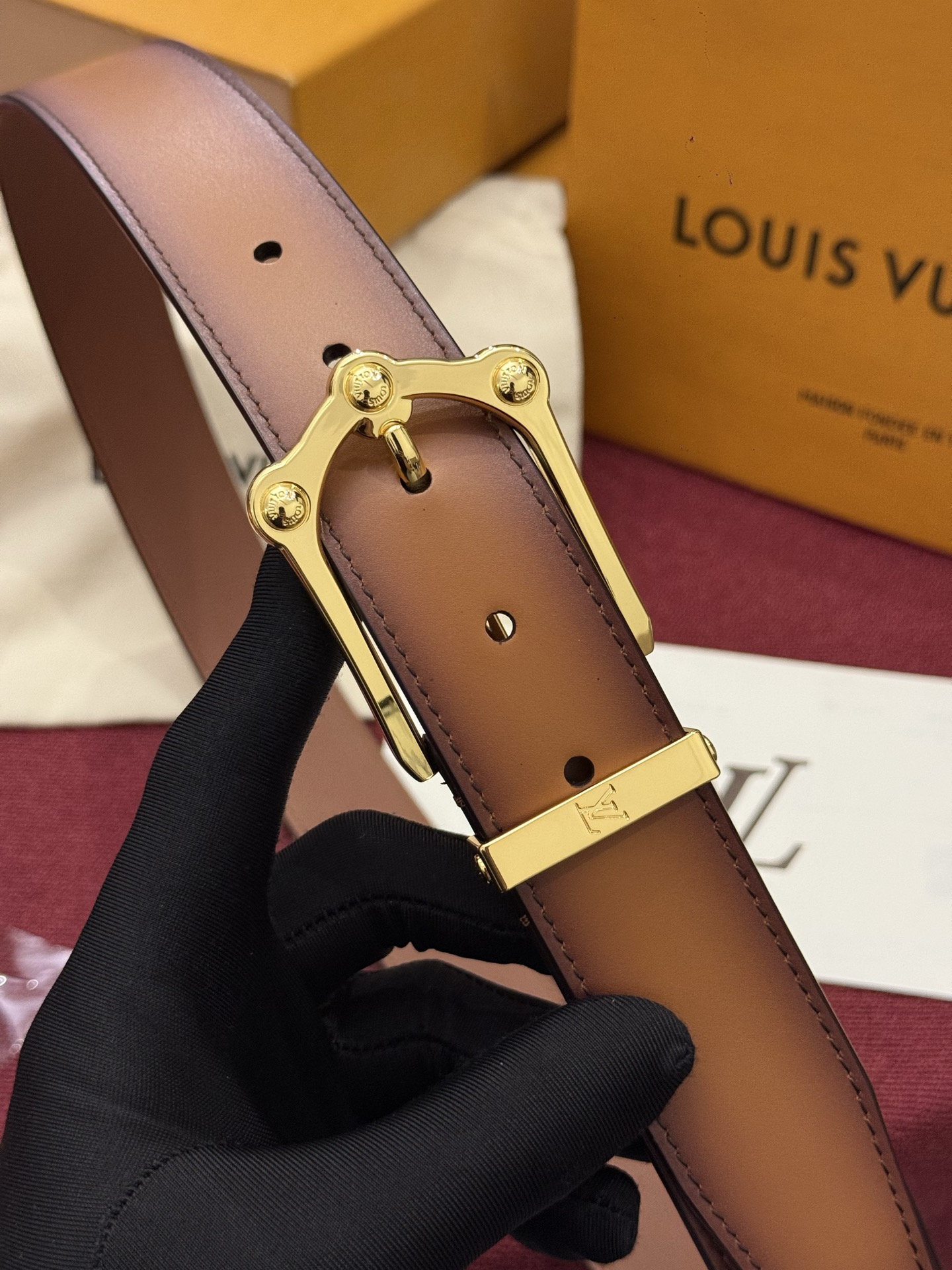 本款 Light Pont Neuf 腰带以工致笔触焕新经典风尚。光滑皮革搭配纤细束带圈和针式搭扣,在闲雅之中彰显自信风 本款 Light Pont Neuf 腰带以工致笔触焕新经典风尚。光滑皮革搭配纤细束带圈和针式搭扣,在闲雅之中彰显自信风