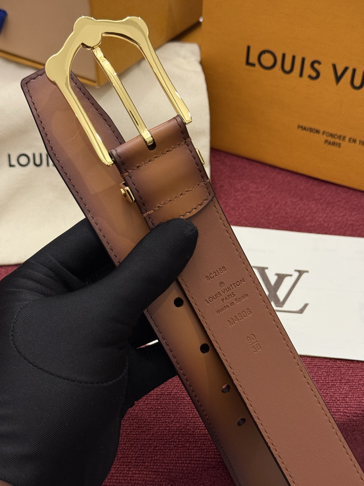 本款 Light Pont Neuf 腰带以工致笔触焕新经典风尚。光滑皮革搭配纤细束带圈和针式搭扣，在闲雅之中彰显自信风