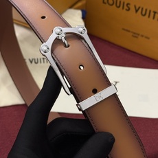 本款 Light Pont Neuf 腰带以工致笔触焕新经典风尚。光滑皮革搭配纤细束带圈和针式搭扣,在闲雅之中彰显自信风 本款 Light Pont Neuf 腰带以工致笔触焕新经典风尚。光滑皮革搭配纤细束带圈和针式搭扣,在闲雅之中彰显自信风