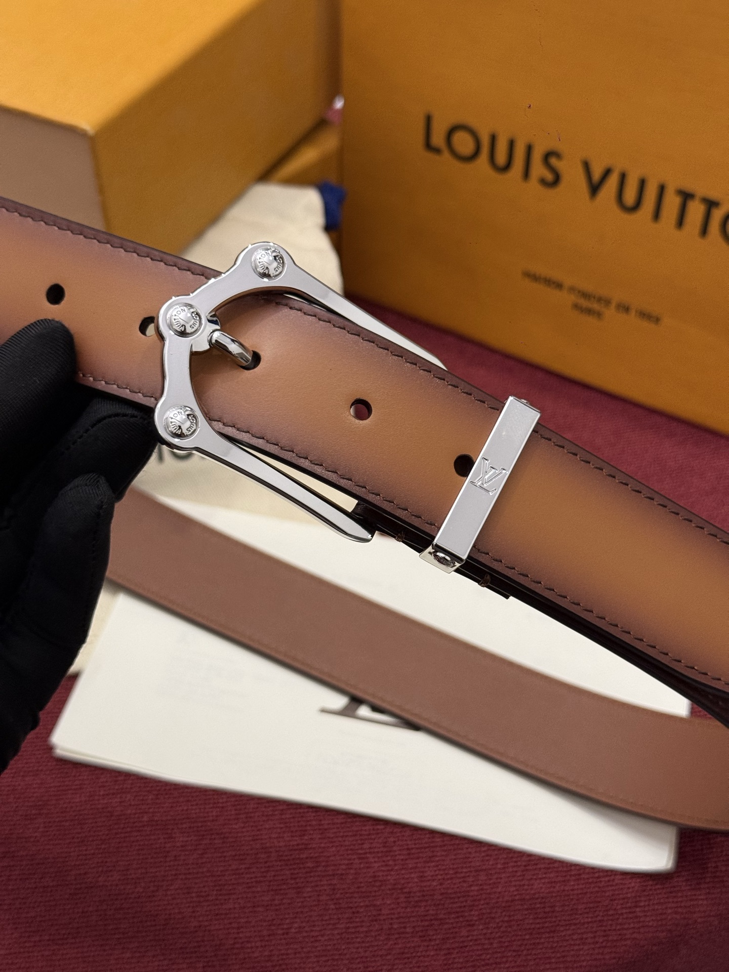 本款 Light Pont Neuf 腰带以工致笔触焕新经典风尚。光滑皮革搭配纤细束带圈和针式搭扣，在闲雅之中彰显自信风