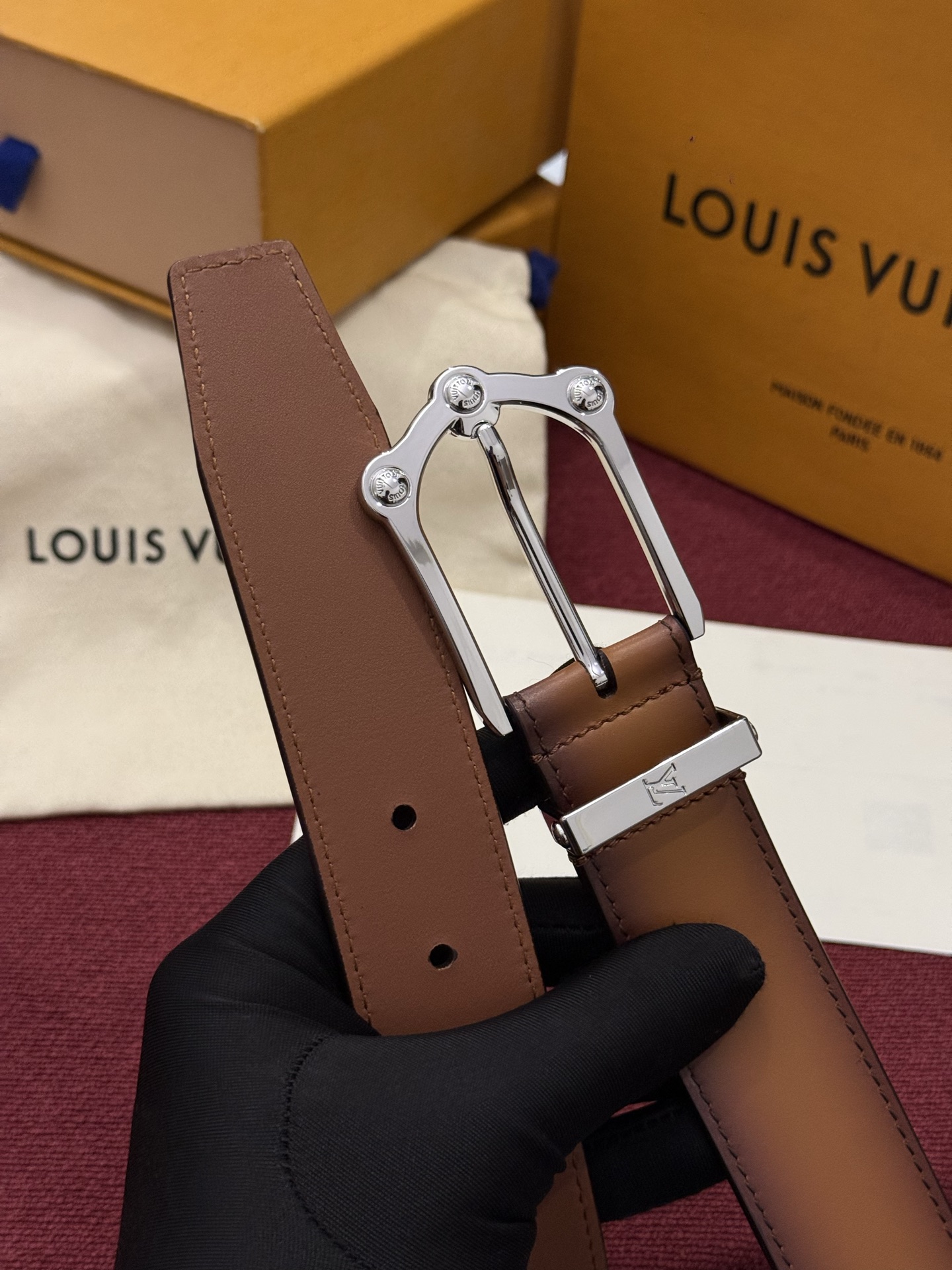 本款 Light Pont Neuf 腰带以工致笔触焕新经典风尚。光滑皮革搭配纤细束带圈和针式搭扣，在闲雅之中彰显自信风
