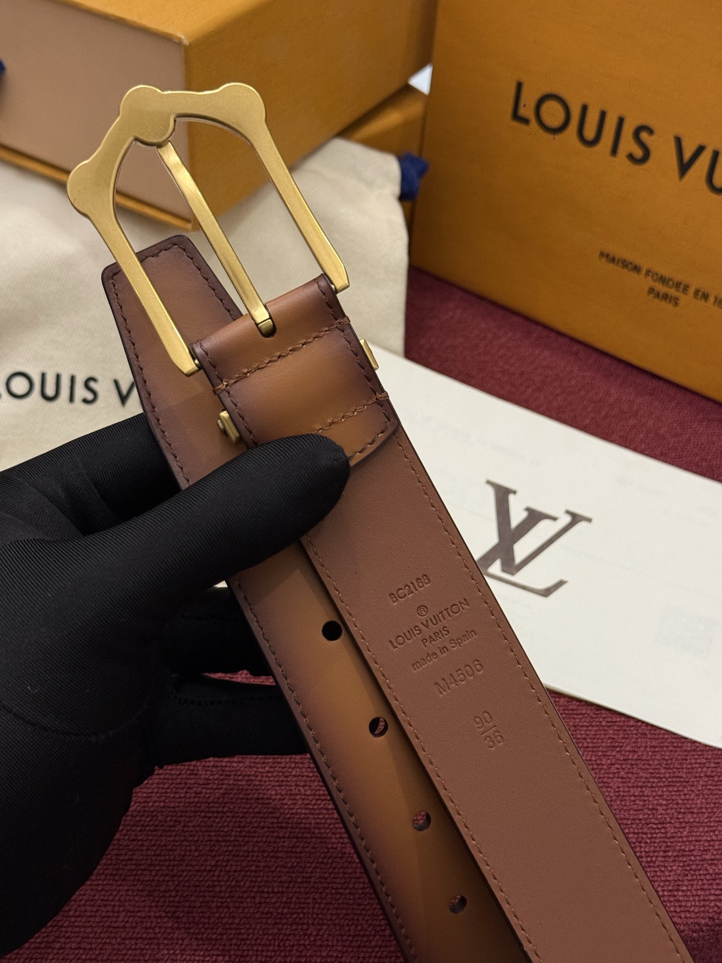本款 Light Pont Neuf 腰带以工致笔触焕新经典风尚。光滑皮革搭配纤细束带圈和针式搭扣，在闲雅之中彰显自信风