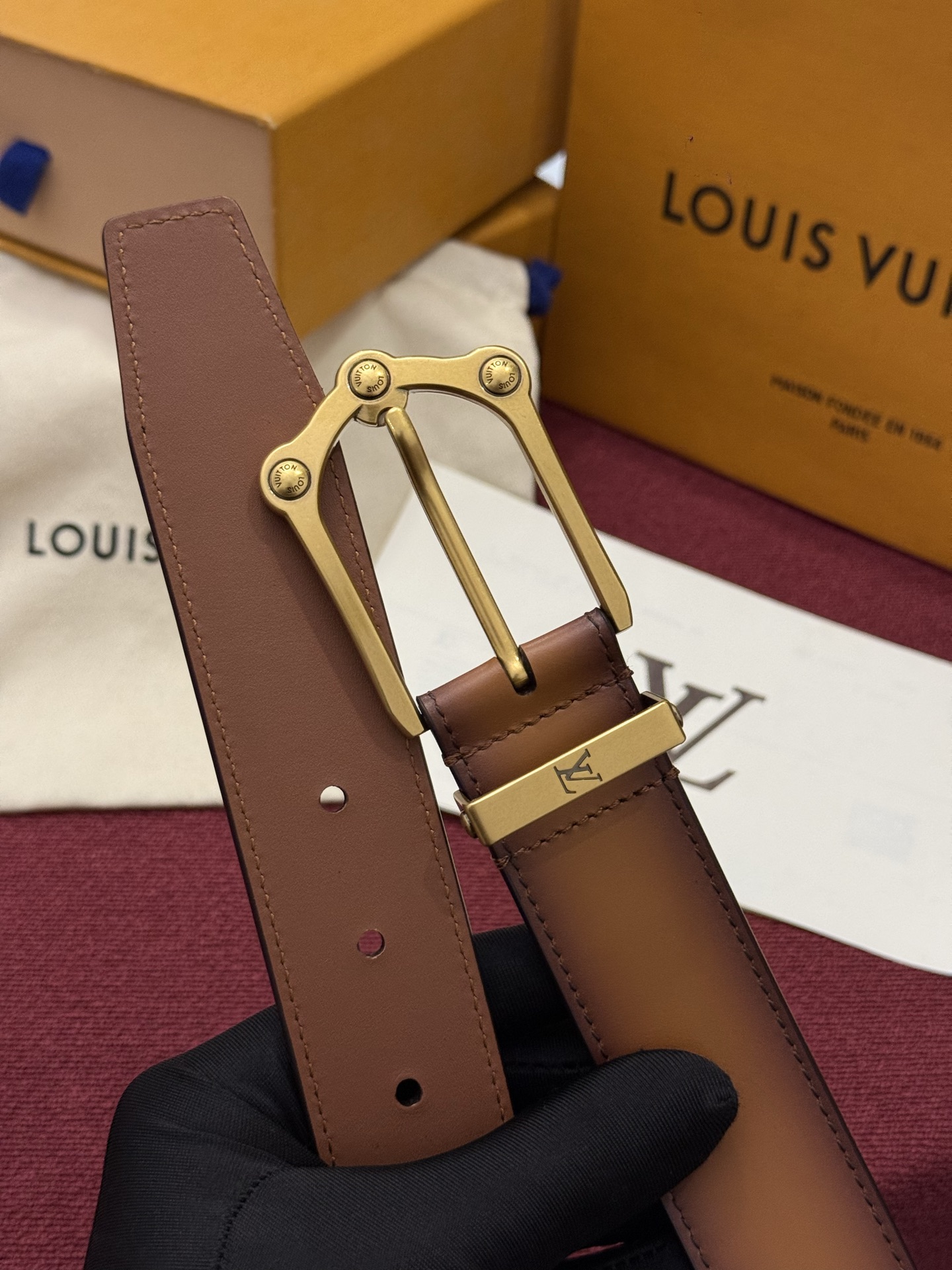 本款 Light Pont Neuf 腰带以工致笔触焕新经典风尚。光滑皮革搭配纤细束带圈和针式搭扣，在闲雅之中彰显自信风